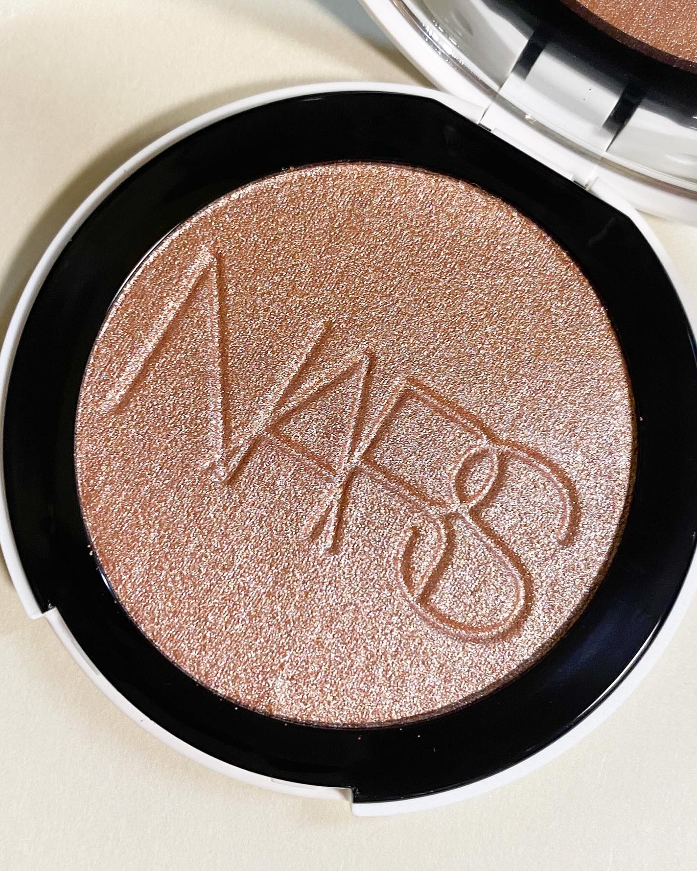 NARS ライトリフレクティング ルミナイジングパウダー/NARS/パウダーハイライトを使ったクチコミ(2枚目)