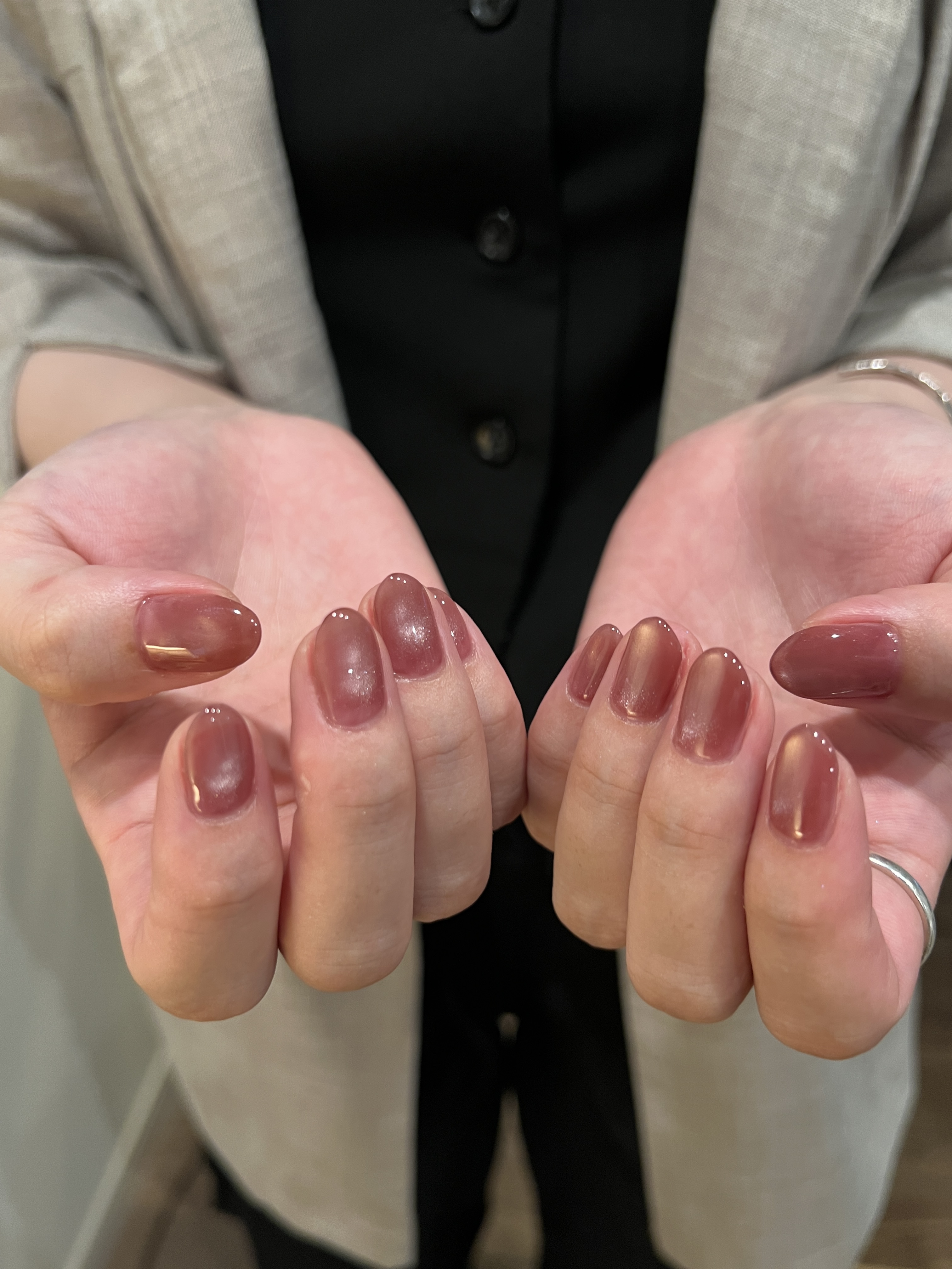 今月のネイル紹介💅✨

肌がとっても白く見える
ぶどうカラー🍇

まだ夏真っ盛りなので重くなりすぎないように
透明感のあるお色にしてもらいました❣️

暑くなってくると
ハンドクリームを塗るのサボりがちなんですが
しっかりケアしてあげて