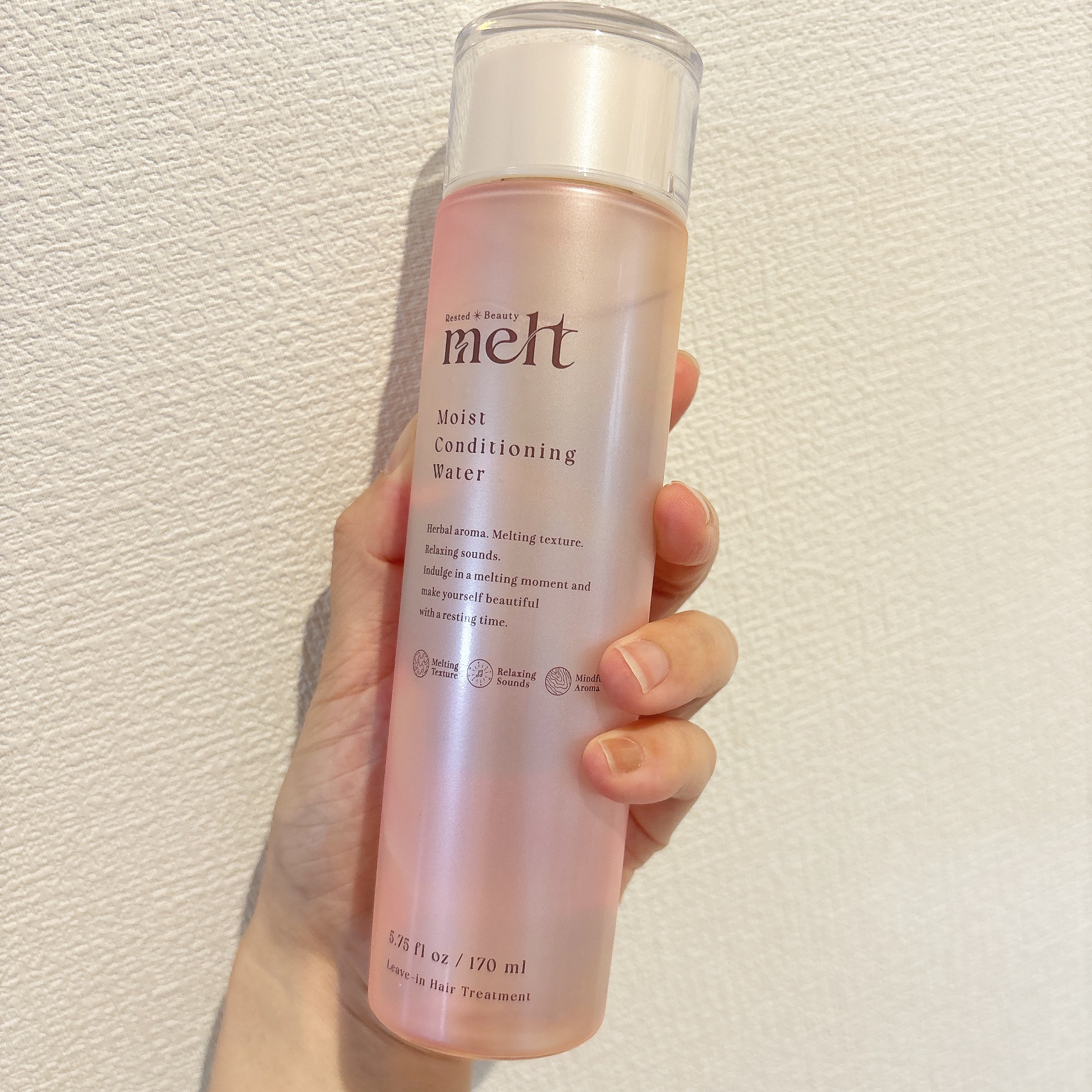 メルト モイストコンディショニングウォーター

これ塗ると髪が速く乾くと話題になってたので購入！
本当に速い✨️私みたいな多毛でも効果あるなんて🥺(約2分くらい短縮できました)
それに髪のうねりや広がりも落ち着いてる！
香りも優しめで好き