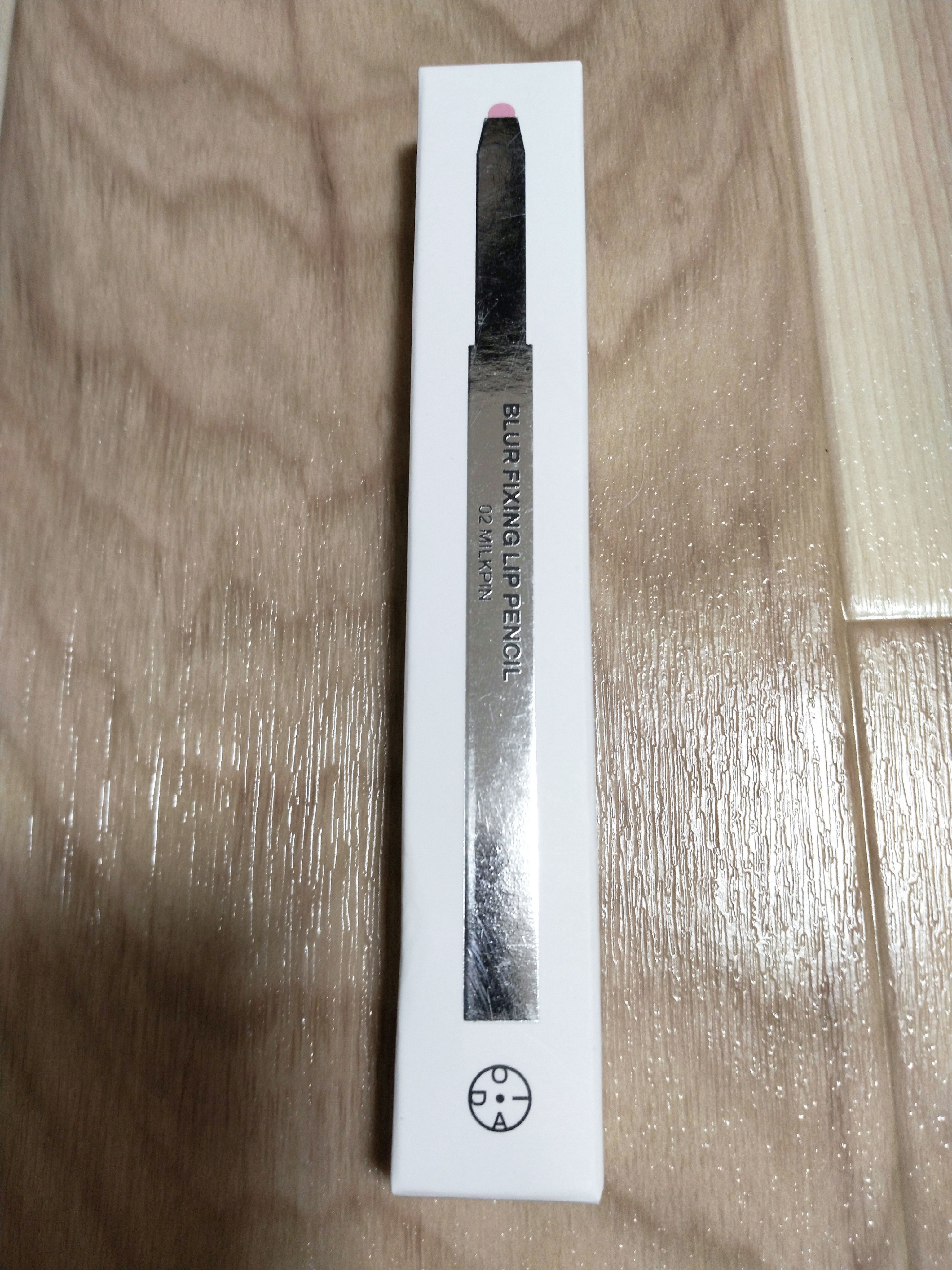 「オアド ブラー フィクシング リップペンシル 02ミルクピンク」は、日本のコスメブランド「オアド（ORAD）」のリップペンシルです。この製品は、リップメイクをより美しく、長持ちさせるために設計されています。

### 主な特徴

1. *