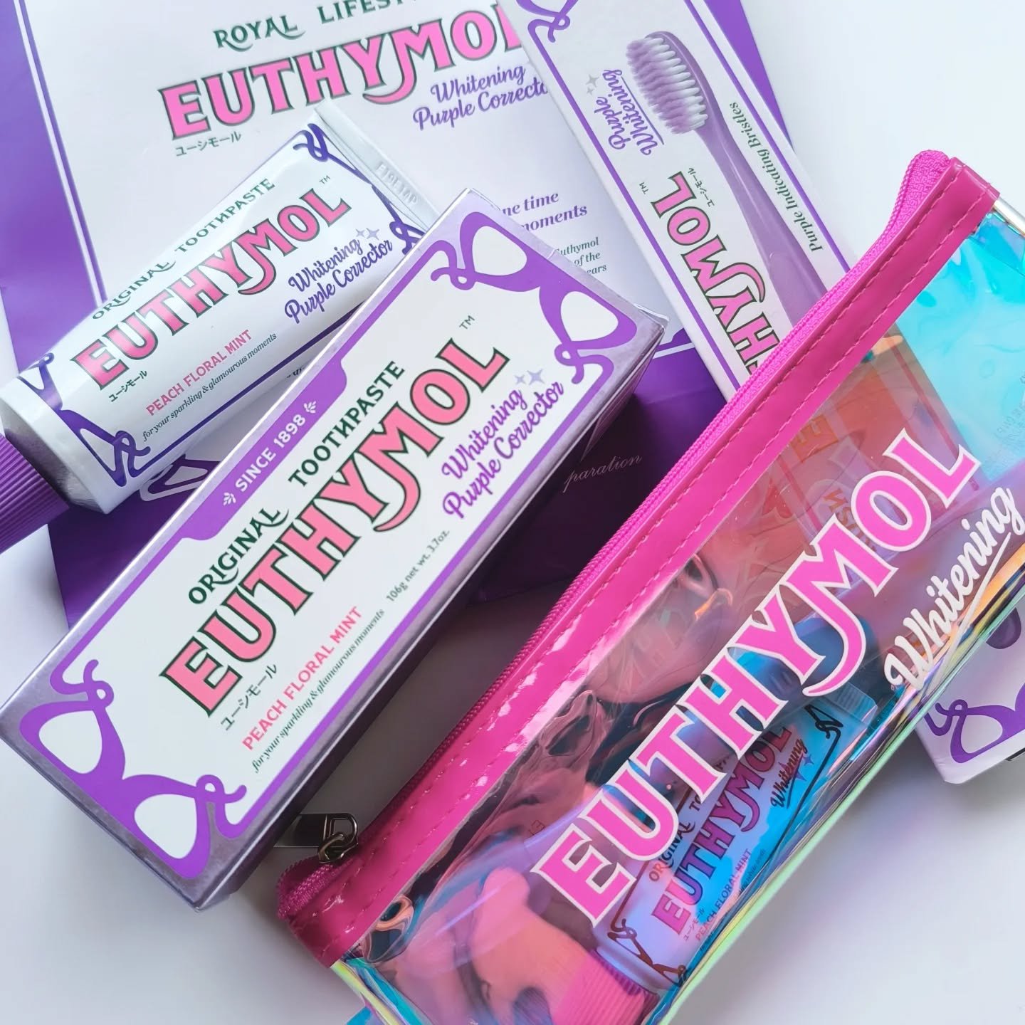 ▫EUTHYMOL

頂きました

黄色の補色であるパープルのペーストに最初はびっくり😳 

日本限定のピーチフローラルフレーバーで、すっきり感の強い洗いあがり
ポーチ付きのトラベルセットもあるので外出先でもしっかりケア
ドラッグストアや