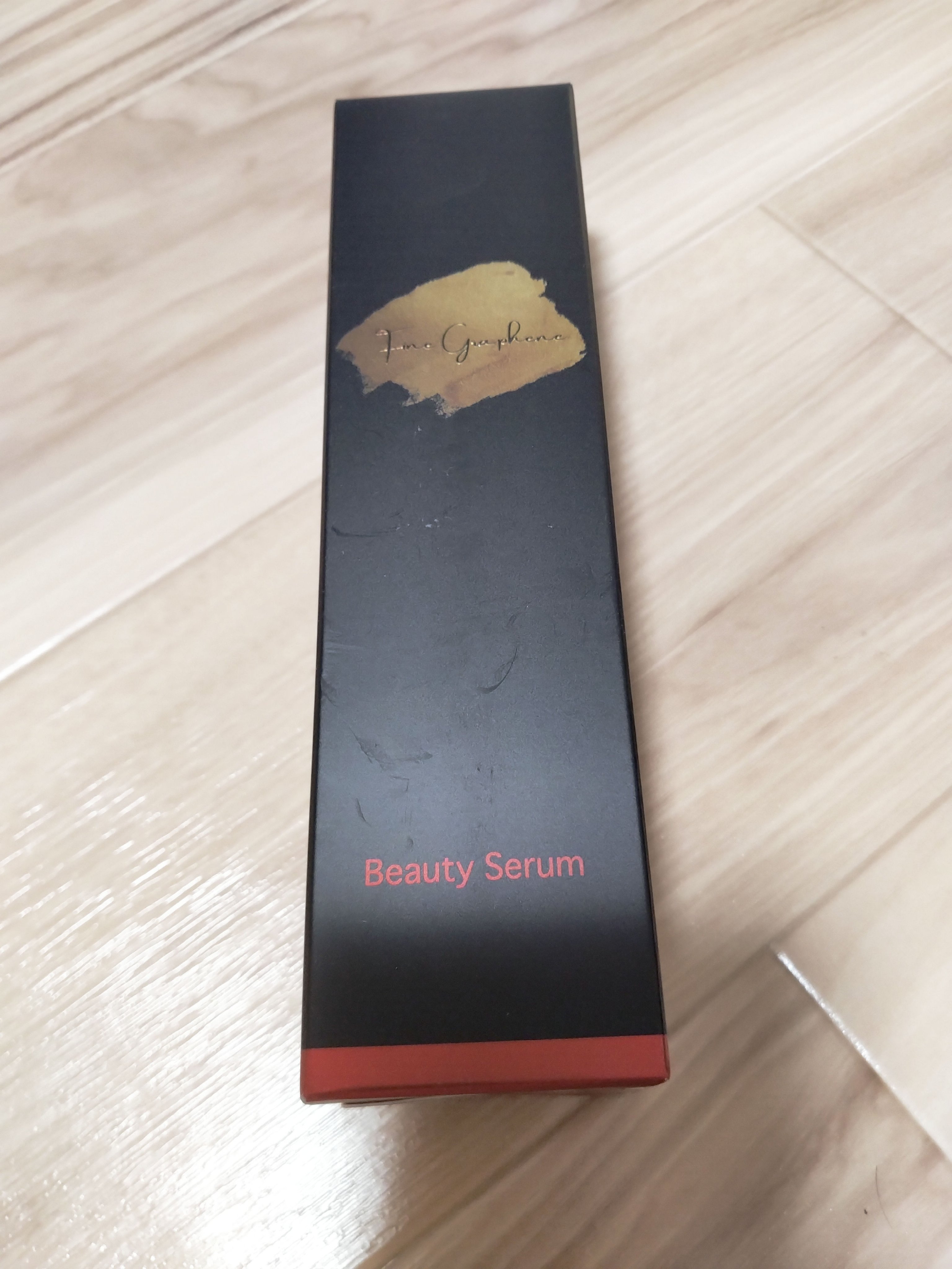 「ファイングラフェン ビューティー セラム」は、グラフェンを用いた革新的なスキンケア製品です。グラフェンは炭素の一種で、非常に強いながらも軽量で、優れた導電性や熱伝導性を持つことから、近年ではスキンケア製品においても注目されています。このセ