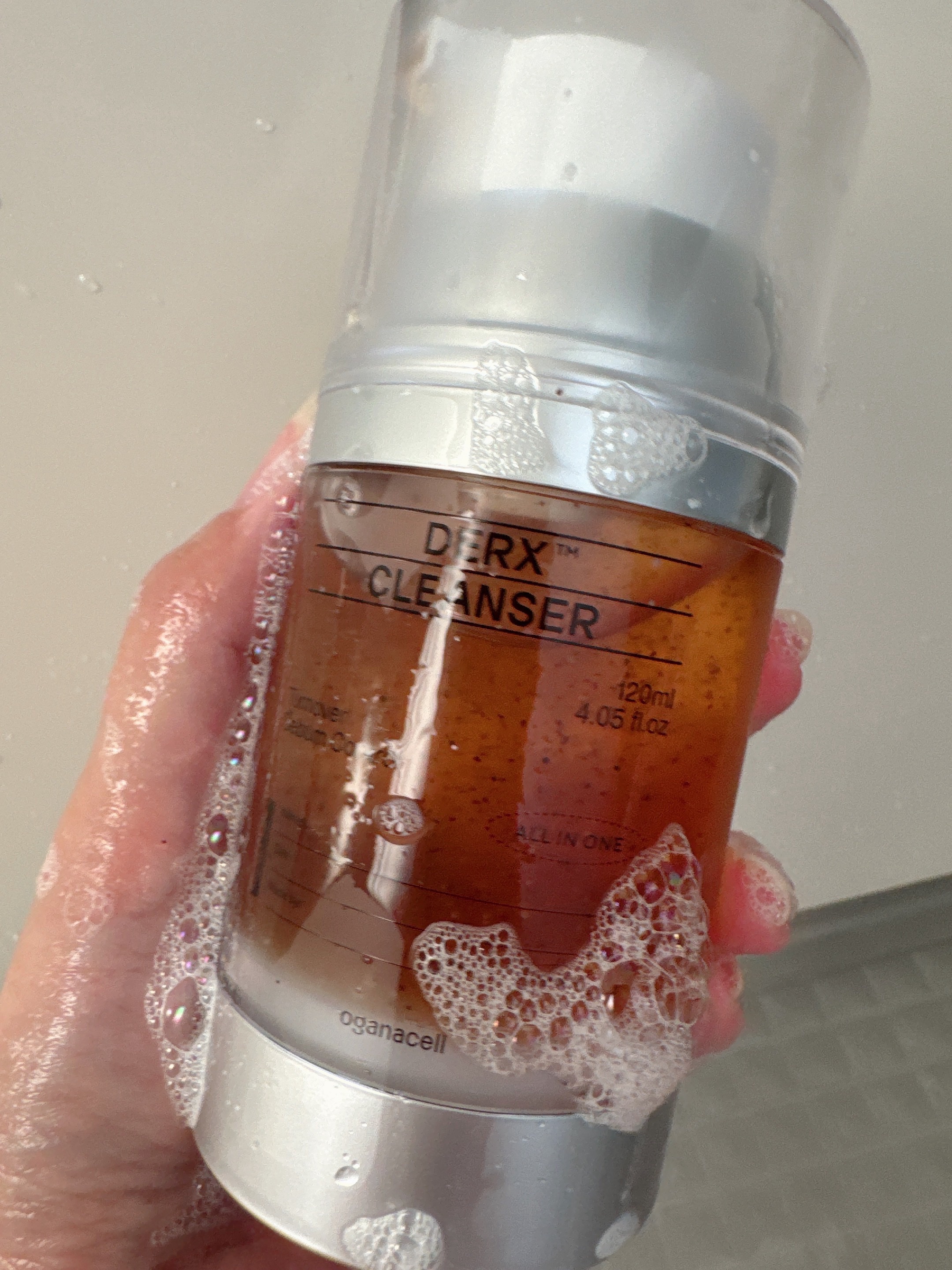 DERXオガナセルダマアルエックスクレンザー

ここの大好きでリピートしまくり！！

めちゃくちゃ好き。

毛穴悩みある人は使ってみて！

中に微粒子の天然クルミ成分入ってて最高！

クルミ殻スクラブで角質ケア
洗顔後もつっぱらない。潤い感