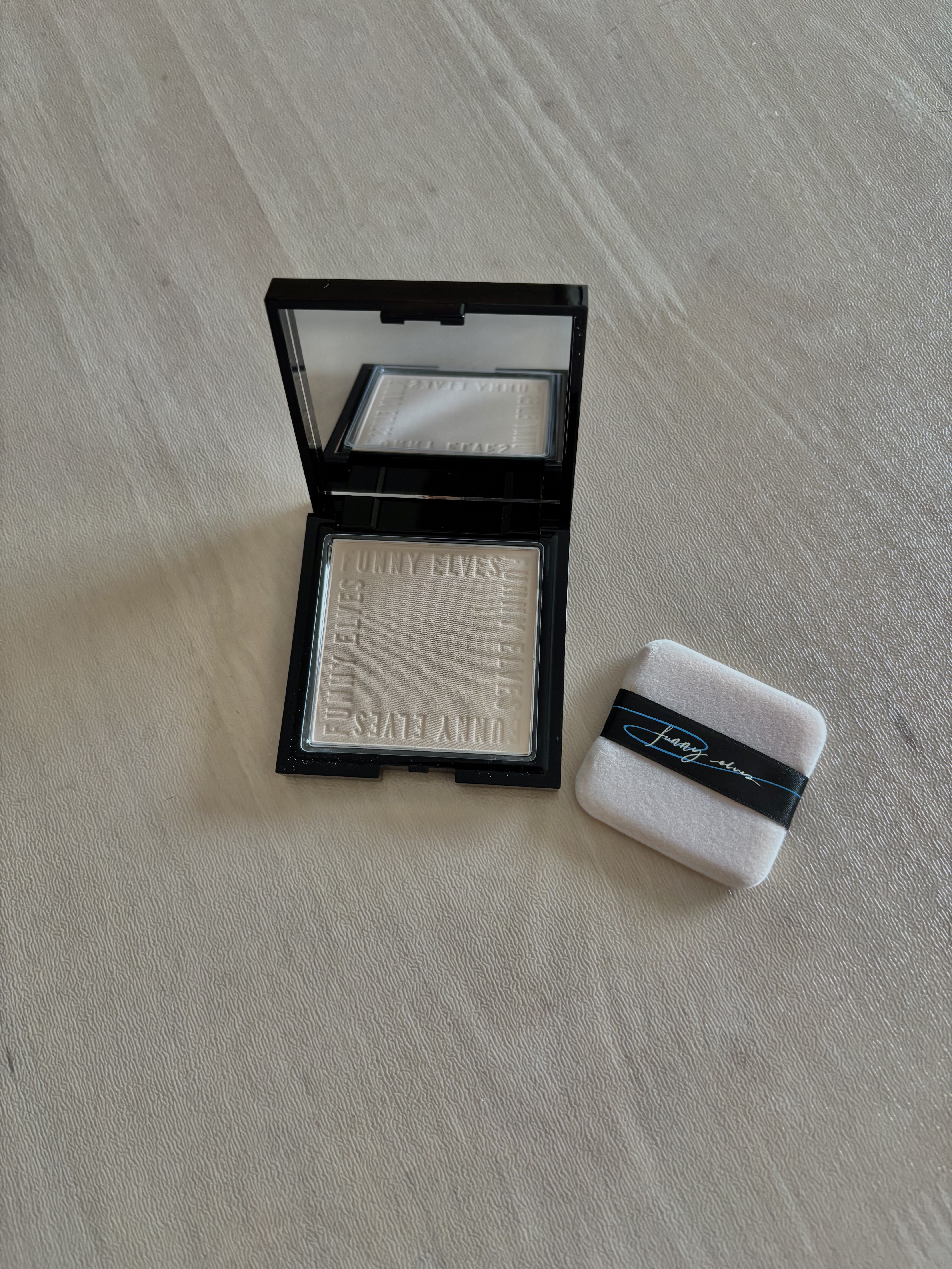 先日紹介したFUNNY ELVESのプレストパウダー

@funnyelves.jp 

今回はUVカットパウダーが発売されたそうです〜！
紫外線が多い今の時期ならこちらのパウダーいいですね✨

皮脂をコントロールしながら潤いをキープしてく