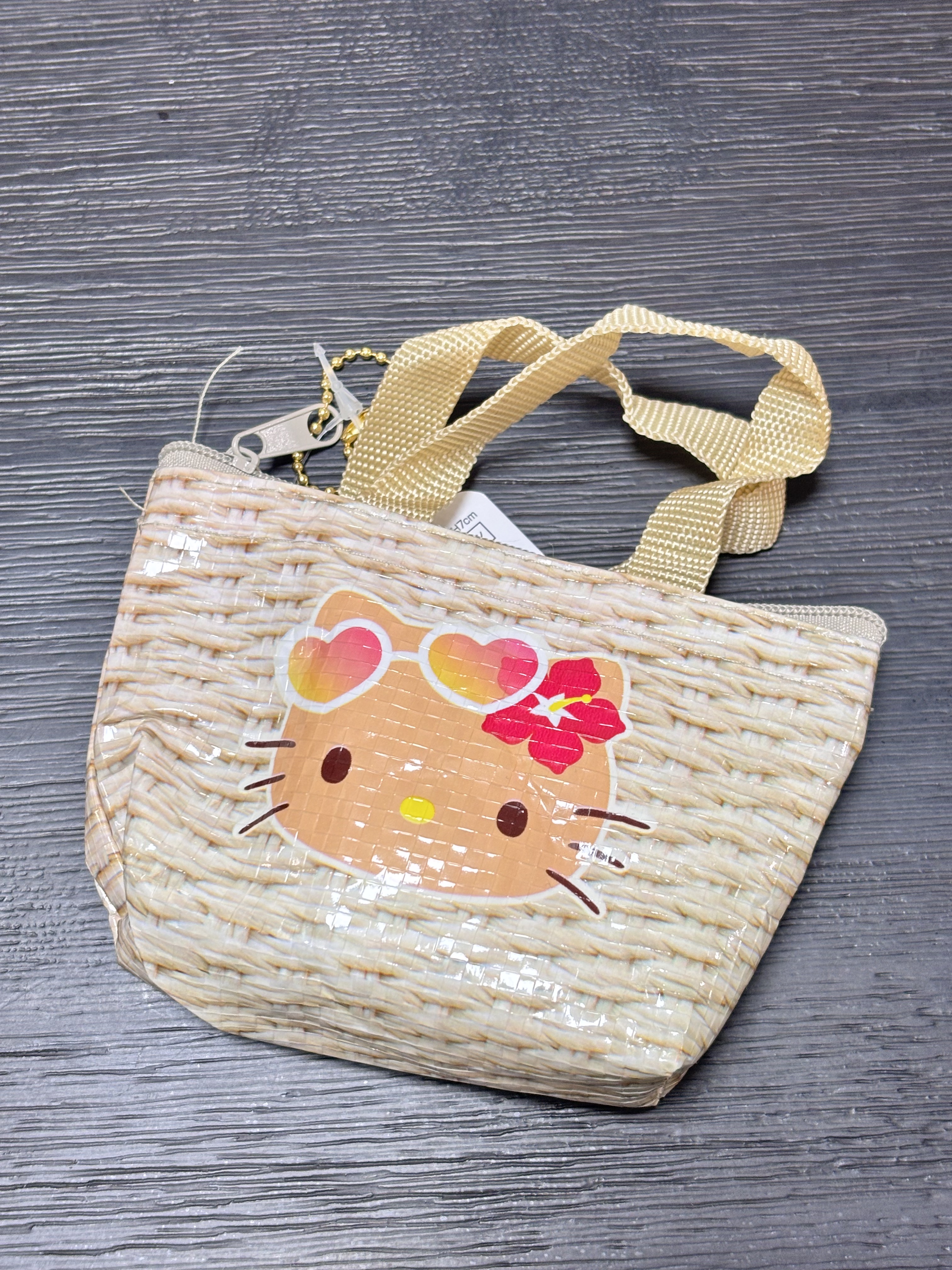 サンリオ
日焼けキティ ポーチ

････････････✮*｡ﾟ････････････✮*｡ﾟ･････････

セリアで見つけた
日焼けキティのポーチ！

チェーンも付いているので、
バッグにつけても🙆‍♀️

多少であれば、雨に