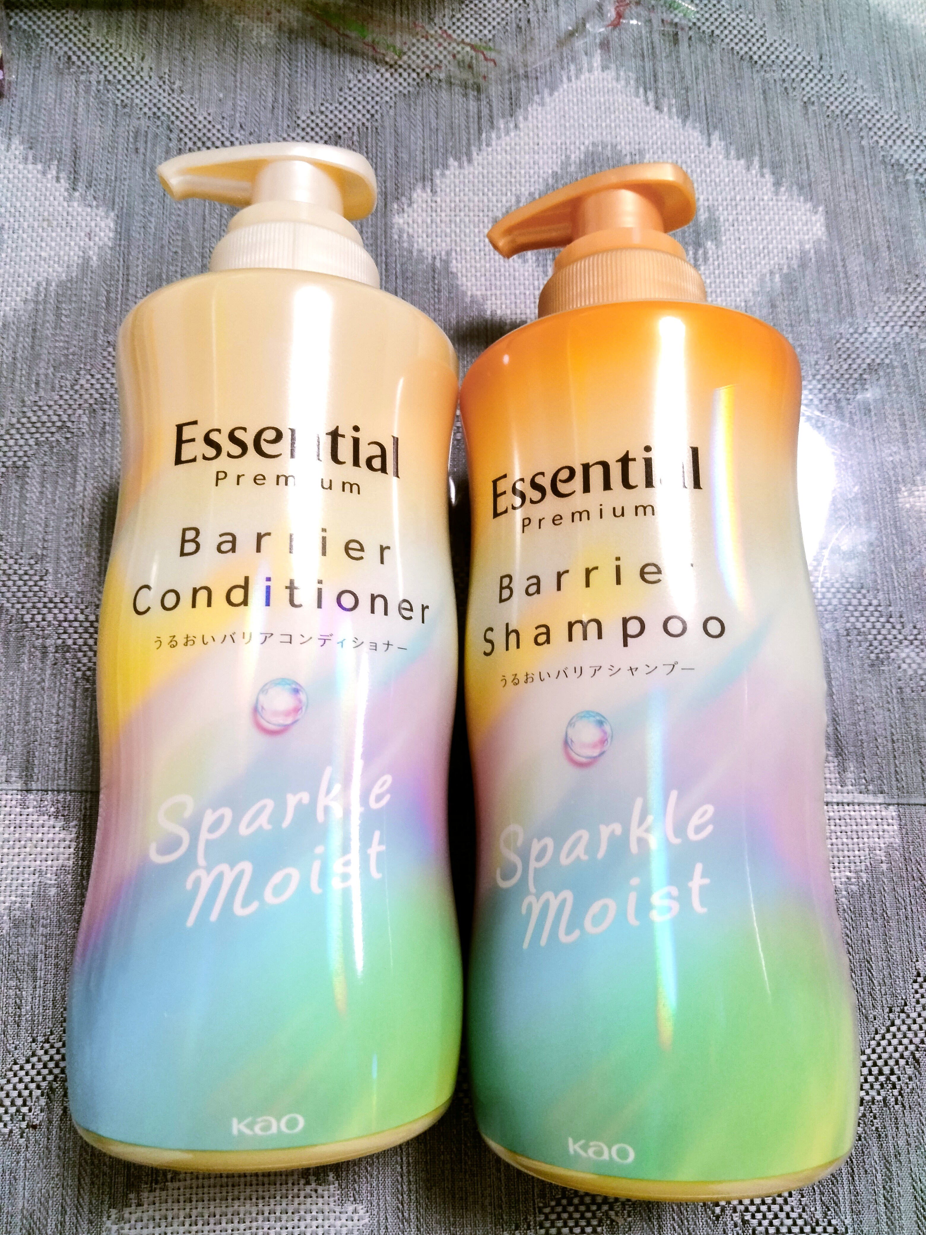 #PR
#エッセンシャル
#LIPSプレゼント

エッセンシャルプレミアム　バリアシャンプー・コンディショナー　スパークルモイストを使いました(*‘∀‘)
ふんわり香る、ホワイトピーチとムスクの香りが安らぐ香りでとても好みです。
お風呂タイ