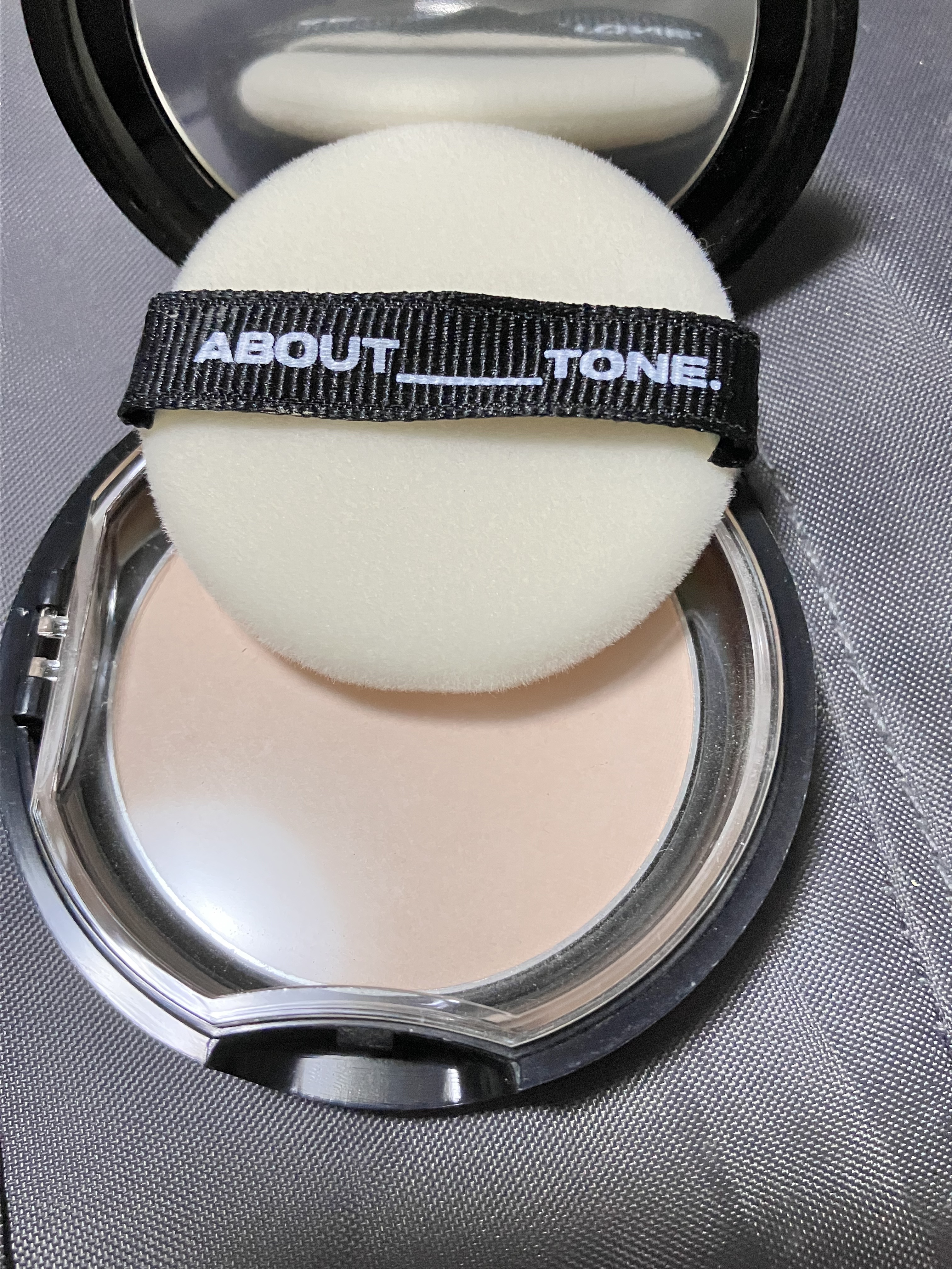 ABOUT TONE ブラーパウダーパクトのクチコミ「顔汗ヤバくて、でも外出先でパウダー付きあぶらとり紙の簡易なメイク直ししかしたくない。
そんなワ.....」（2枚目）