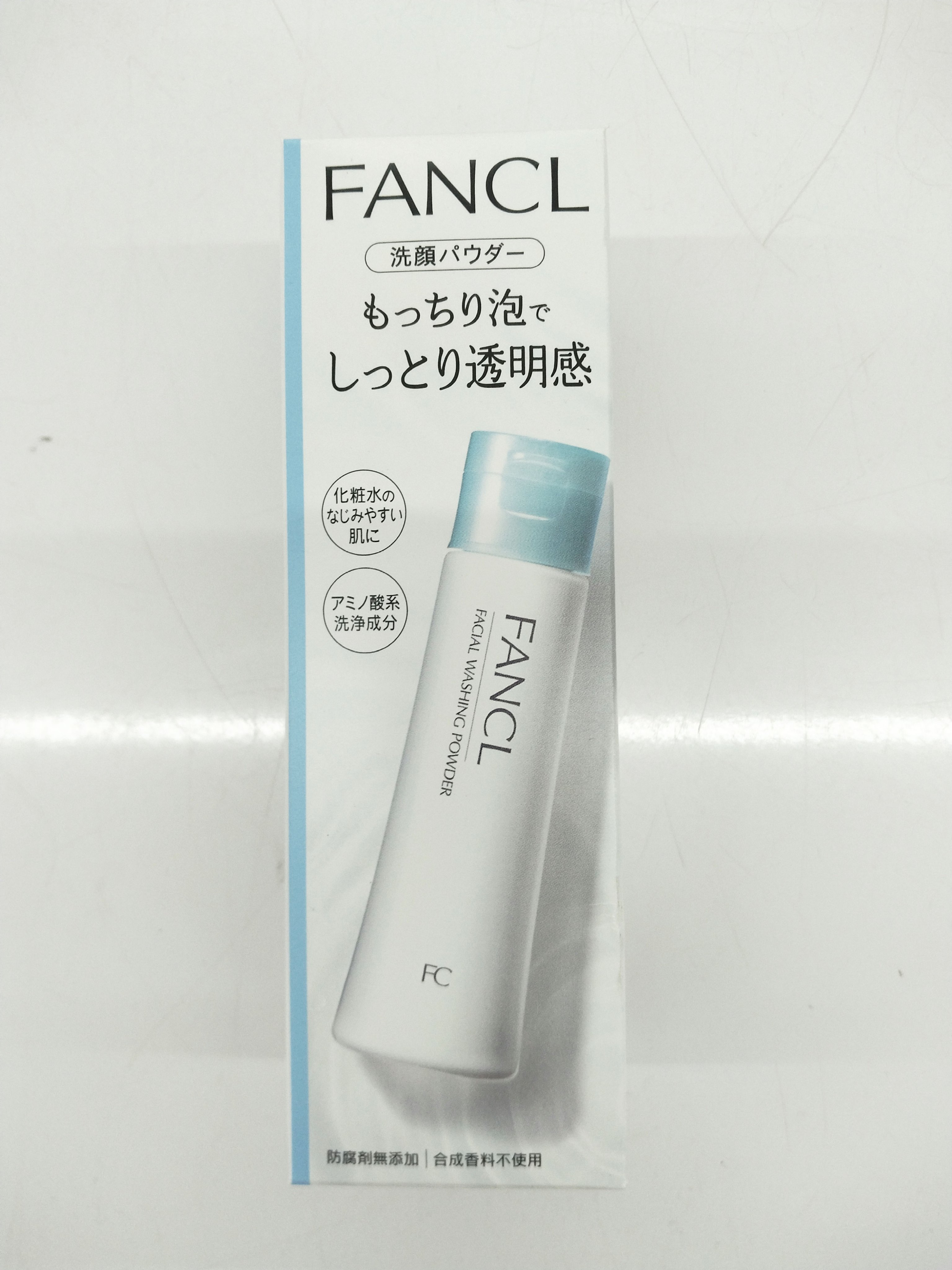 「ファンケル 洗顔パウダー」は、株式会社ファンケルが提供する人気の洗顔料です。この製品は、粉末状の洗顔料で、水やお湯と混ぜることで泡立てて使用します。

### 主な特徴

1. **洗顔パウダー**:
   - 粉末状になっているため必要