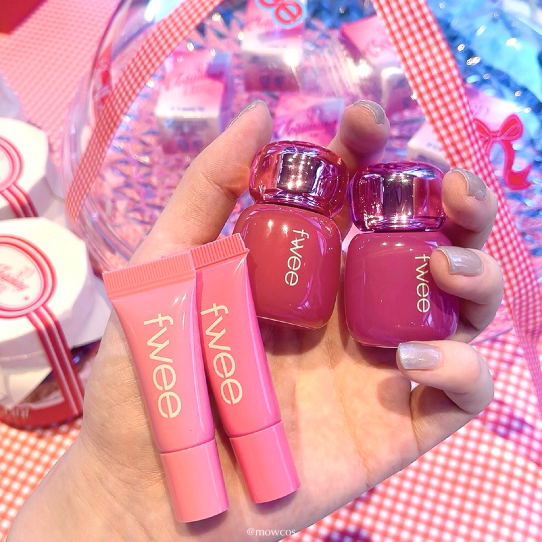 名品グロスのティント版🍨


fweeと言えばのバズグロス
3Dボリューミンググロスの
姉妹アイテム(？)とも言うべき
ティントが登場🫶🏻

グロス同様に厚みのあるツヤ感や
赤ちゃんのような無垢なカラーが楽しめちゃう！

02のバニラ