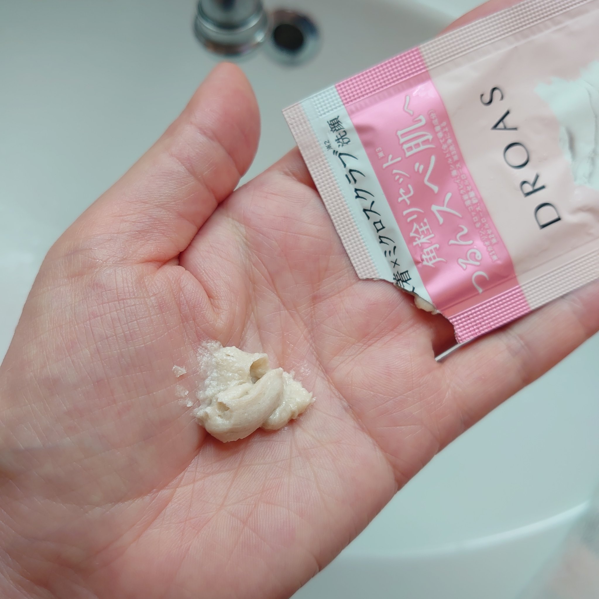 ドロアスの洗顔。
スクラブがちょっと痛く感じるので、あまり強くこすらないのがポイント