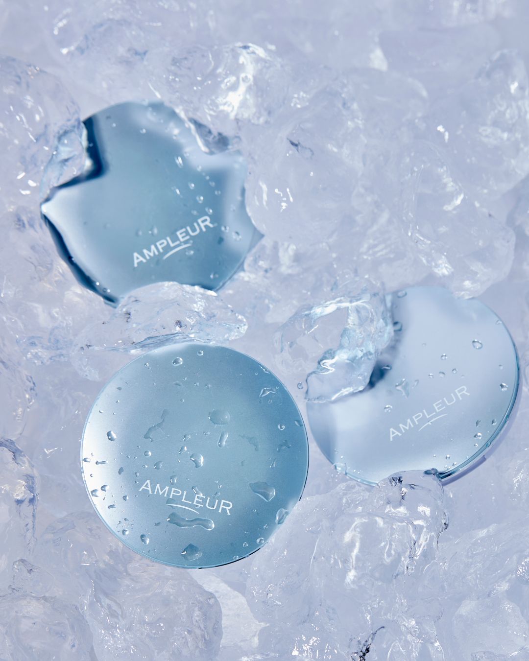 汗や皮脂でメイクがくずれやすい夏の肌に。
ひんやりと心地よく整える、冷感仕上げのフェイスパウダー。

さらっと軽やかなつけ心地で、テカリやベタつきを抑えながら、
肌に心地よい清涼感を届けます。

日中のメイク直しにもぴったり。
暑さの中でも