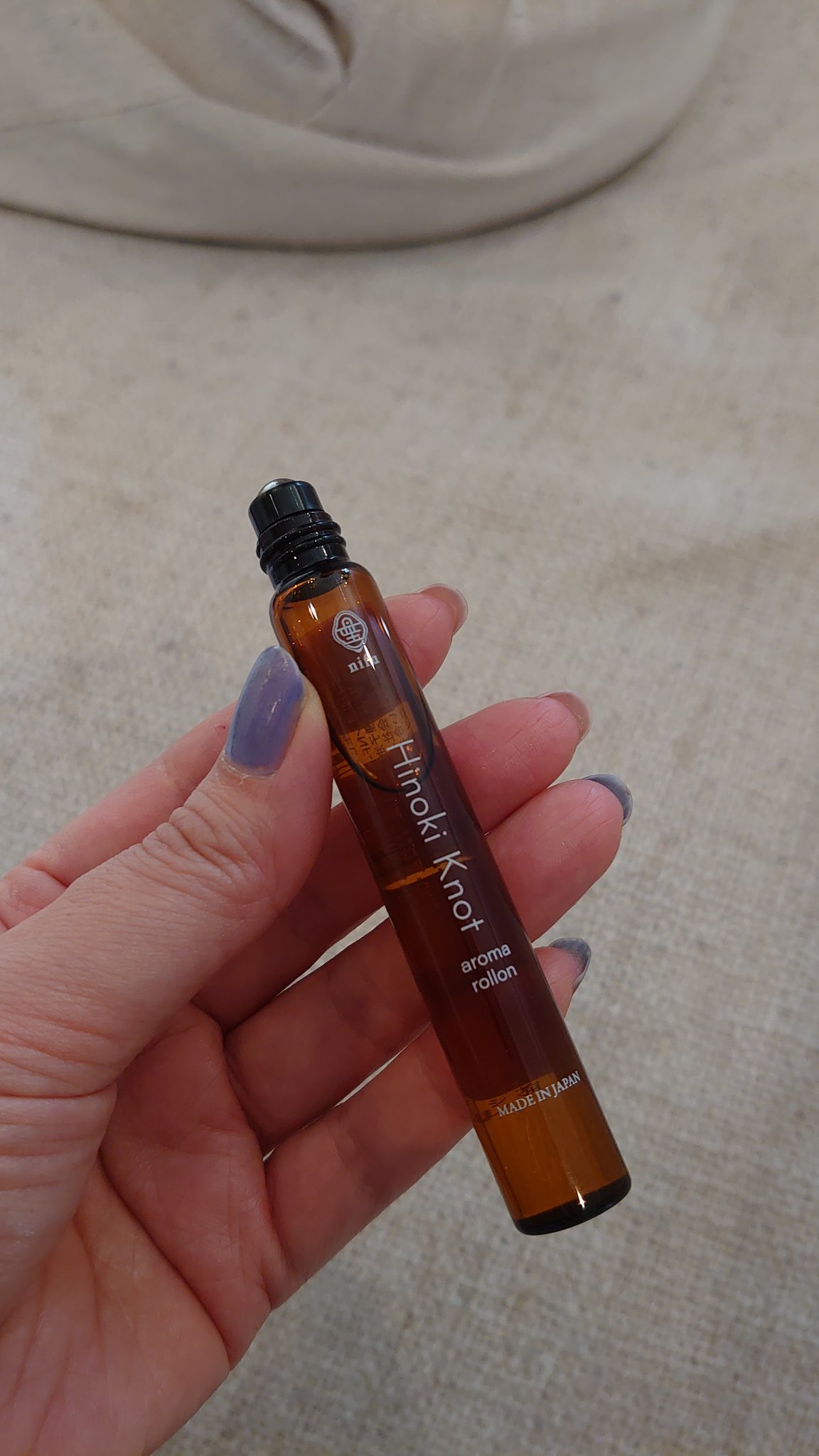 吉野ヒノキの天然精油と美容オイルのみを使用したロールオン「Hinoki Knot aroma rollon（ヒノキノット アロマロールオン）」

ヒノキの香りって本当に好き。リラックスしたいときにぴったり。

ホホバ種子油、ヒノキ油が入って