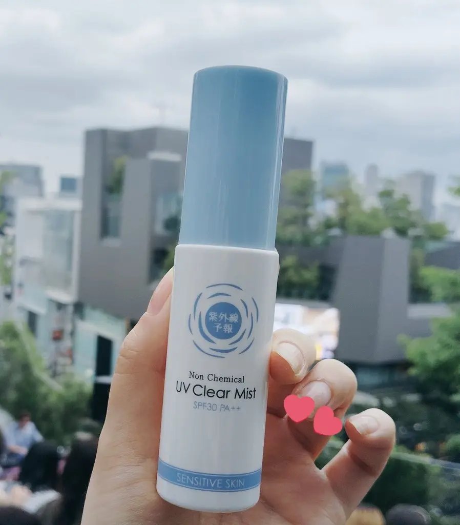 日焼け止めの塗り直しに！顔に直接🆗のミスト🫧
曇りの日って油断しがちだけど結構紫外線強いよね

元々細かーーい霧だったんだけど
詰まってきちゃったのかミストが少し粗く…😗

 #私のフェス耐久コスメ 