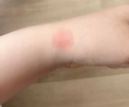 GUERLAIN キスキス ビー グロウ オイルのクチコミ「大好きなキスキスビーシリーズ!
濃厚なテクスチャで保湿し、もっちりプルっとした唇にしてくれま.....」(2枚目)