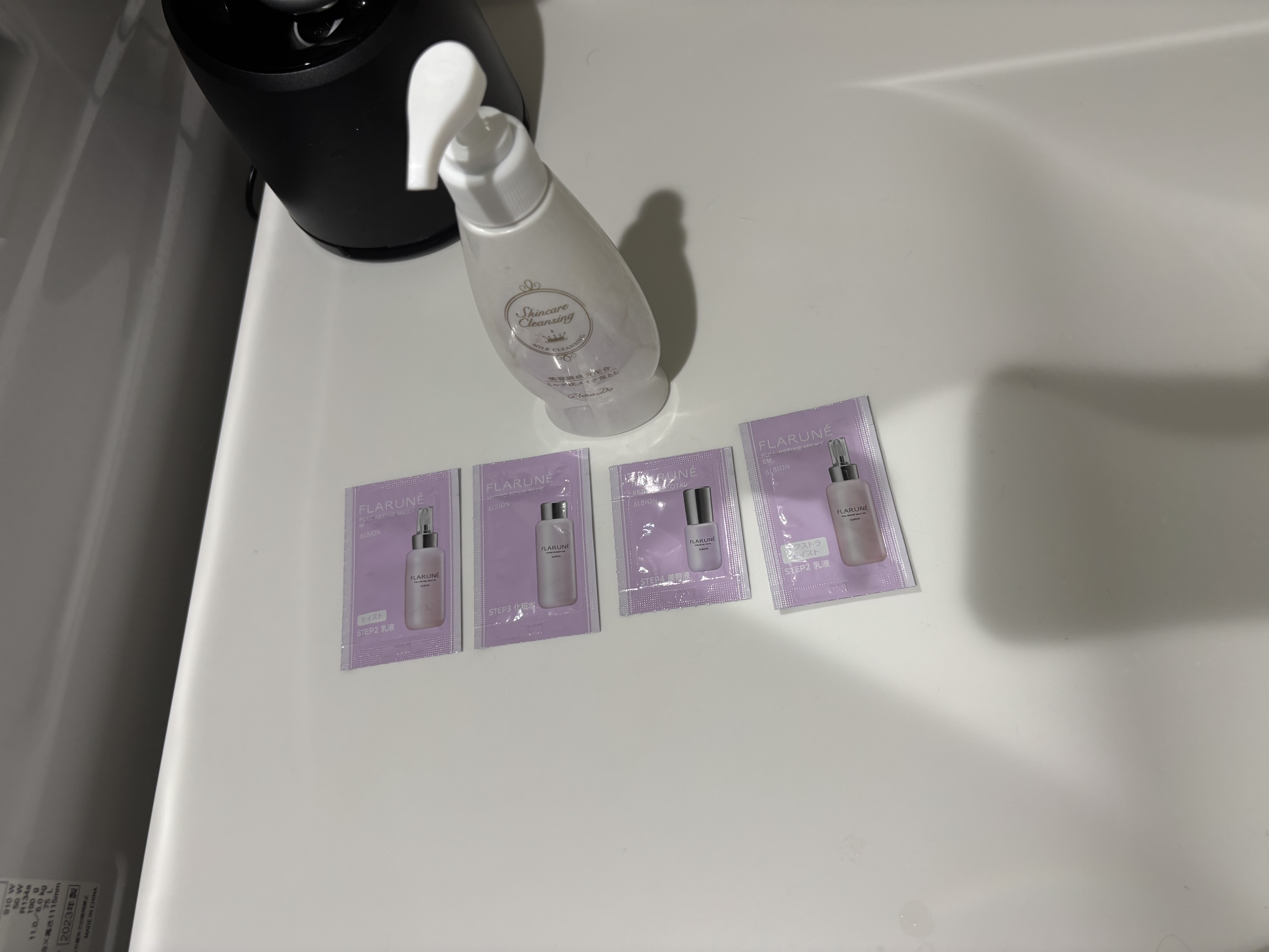 ALBION　
8月17日発売の新作のサンプルをお試し

フラルネ フルリファイン ミルク f Ｍ　サンプル

これまでのタイプのブライトリファインミルクEMを普段使用しているのですがそれよりもなめらかで馴染みやすくさっぱりしています

フ