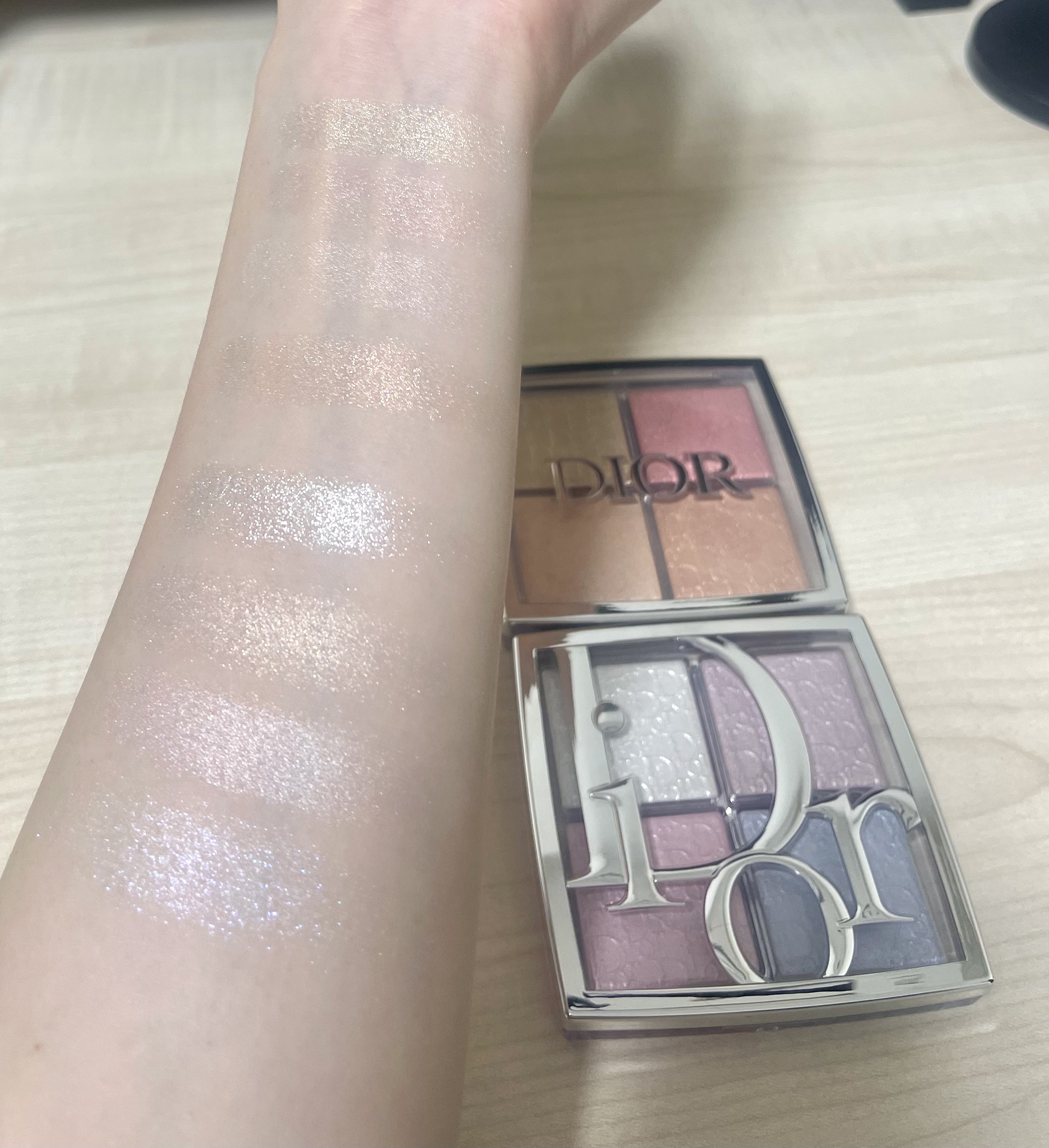 比較してみた
正直　個人的には
昔の004ローズ ゴールドが好きかな
新作の色は最高に可愛いけど、キラキラが若干粗くなってる気がする(？)
#ツヤ肌仕込み始めました 
