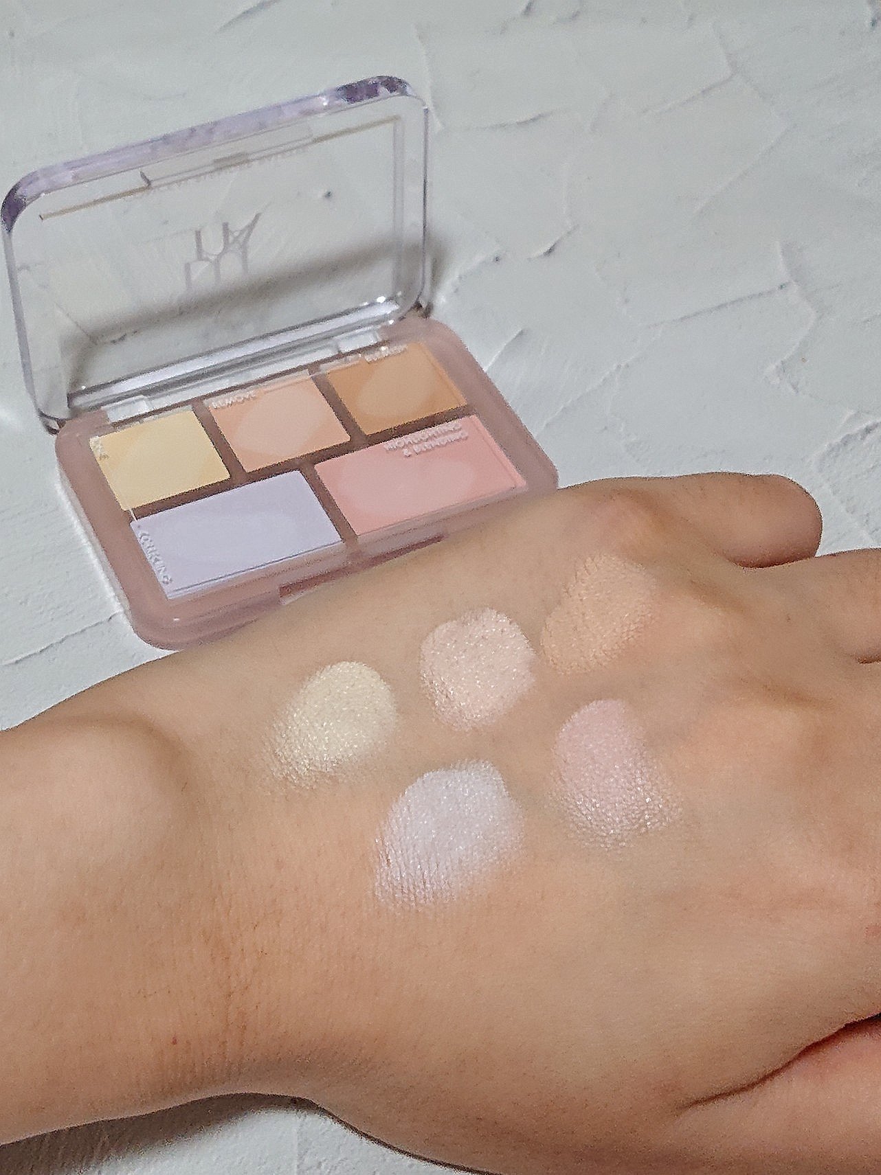 何個もリピートしてるパレットですが、今回は初「02ピュアカバー」使用です！！

黄ぐすみをカバーするのに便利なカラー揃い。
あとテクスチャーが好きですね💗

透明感のある肌に憧れているので「02」も大活躍の予感です！！

#提供 #Qoo