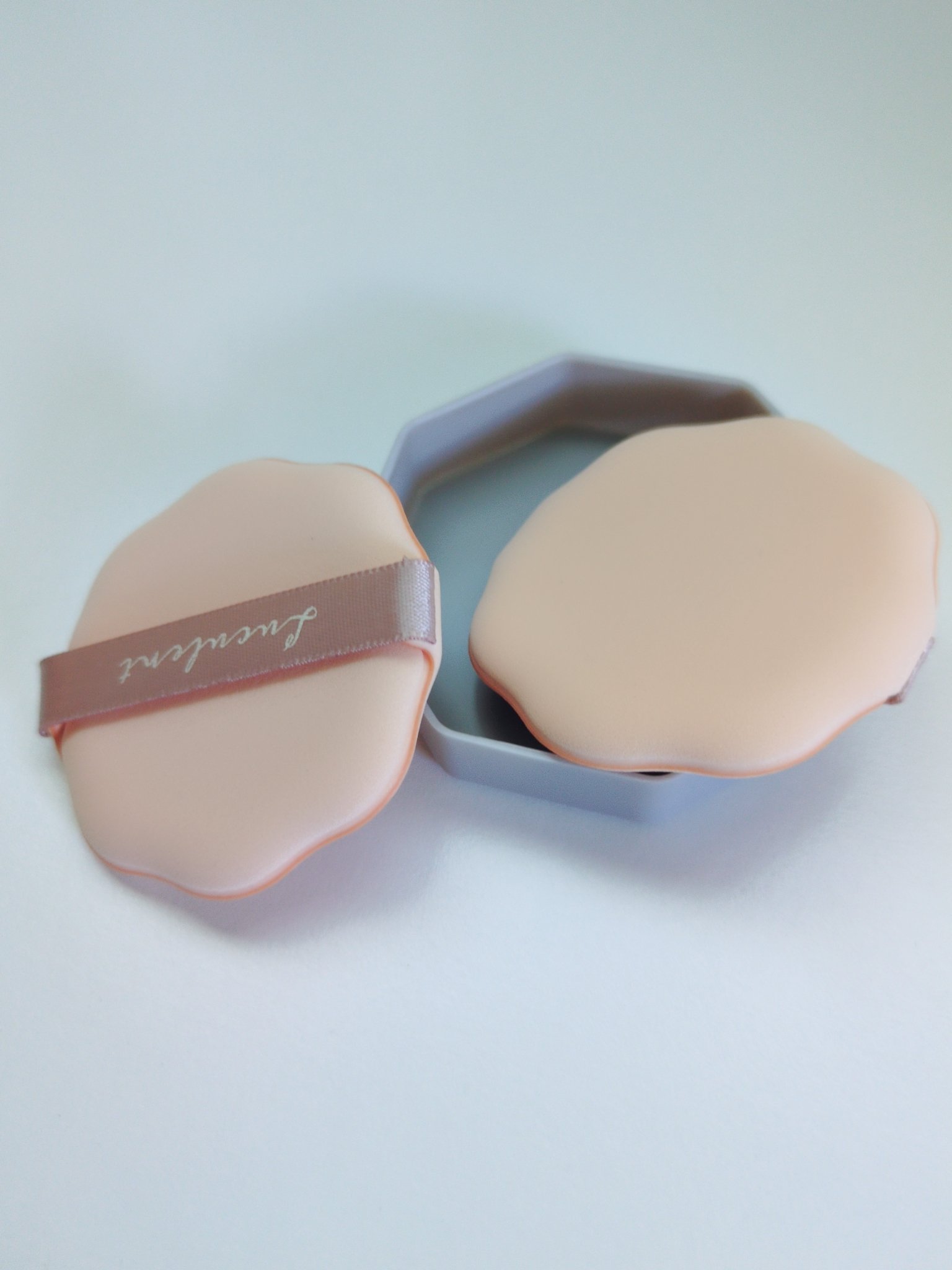 メイクアップパフ（花形、２個、専用ケース付）/DAISO/パフ・スポンジを使ったクチコミ（2枚目）