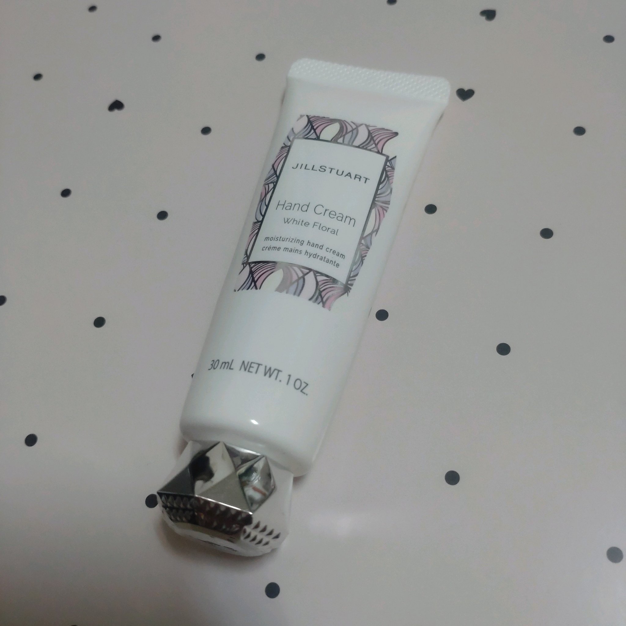 いただきものを寝かせてたから多分パッケージが古い😂

一時期体調崩したら匂いが受け付けなくなってしまって、封印してたんですが最近また使ってます
こっくりめのテクスチャーかな？
匂いはジル！って感じの甘くて美味しそうな匂いです

知り合いの