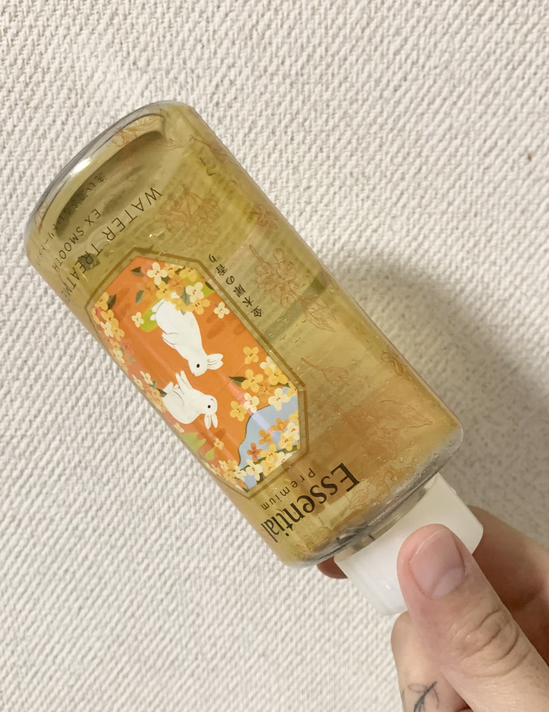 エッセンシャル プレミアムウォータートリートメントEXスムース金木犀の香りのクチコミ「エッセンシャル　プレミアムウォータートリートメントEXスムース金木犀の香りです

こちらは使い.....」（1枚目）