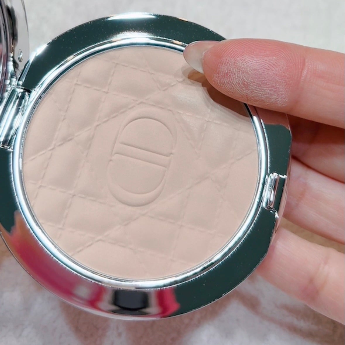 ディオールスキン フォーエヴァー ヌード マット フィルター/Dior/フェイスパウダーを使ったクチコミ(4枚目)