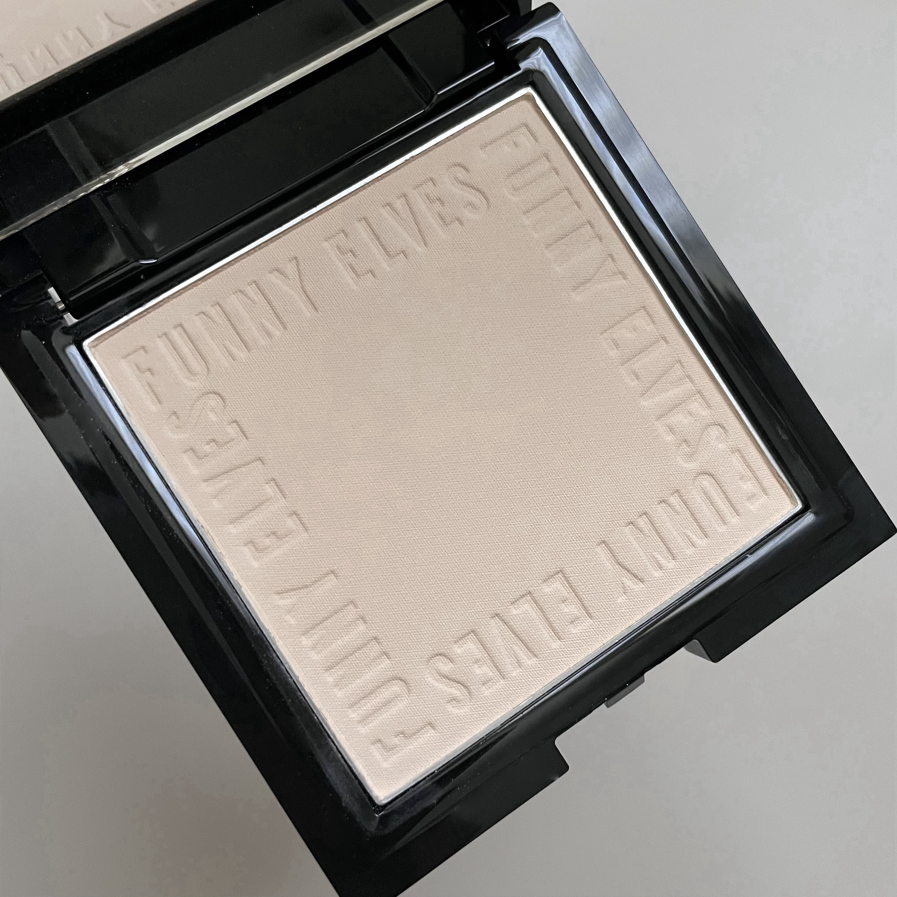 UVソフトマットプレストパウダー/FUNNY ELVES方里/プレストパウダーを使ったクチコミ（2枚目）