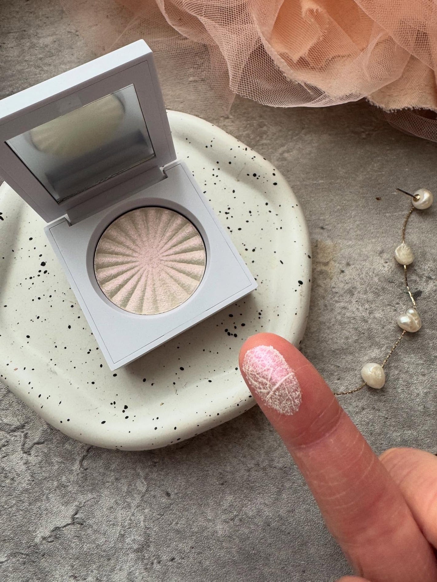 arisya08 on LIPS 「ついに日本上陸するOFRAのハイライター✨️微細なパールが配合..」(3枚目)