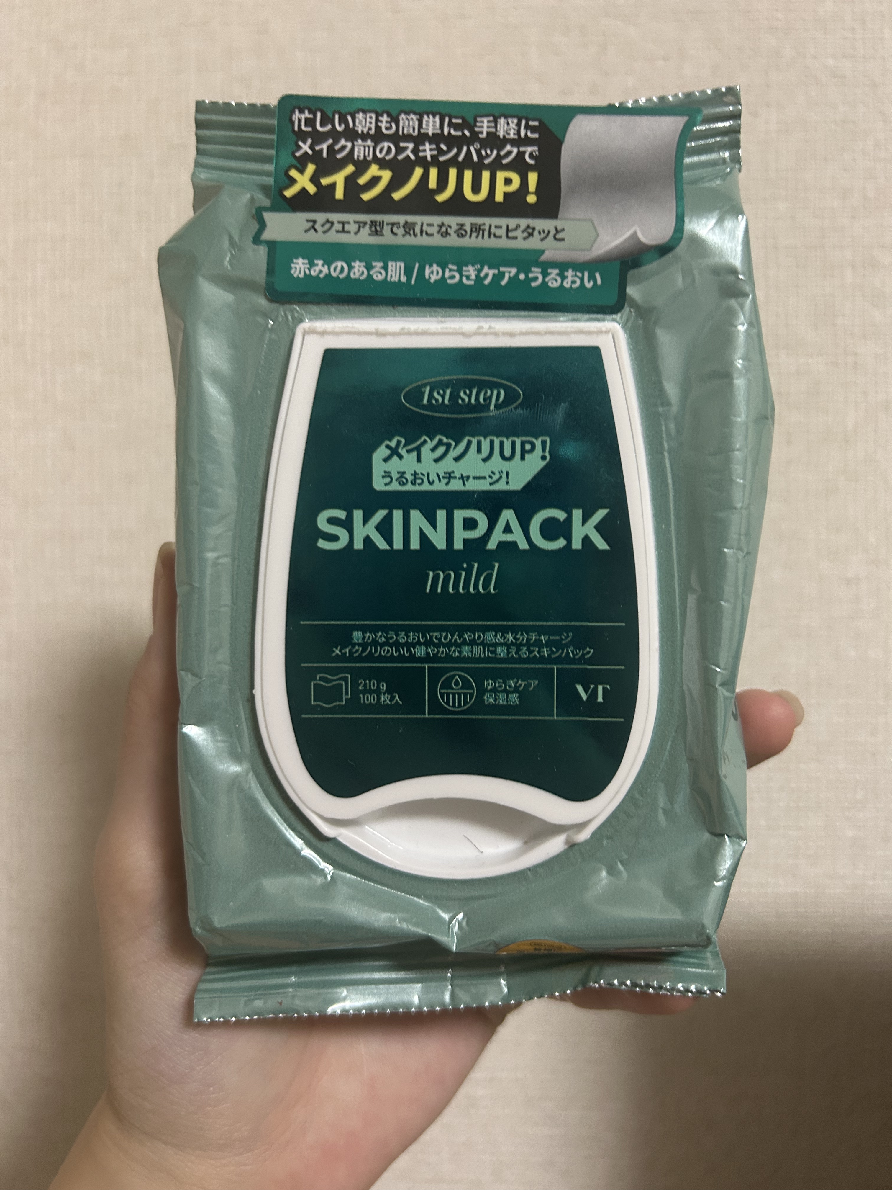 【VTマイルドスキンパック】

メイク前に肌を冷やすと良いと知り、購入しました。
私は1枚だと頬には大きすぎるので、
軽く顔全体を拭き取った後、半分にして両頬に貼っています。

常温で保管していますが、ひんやりして気持ち良いです。

夏で毛