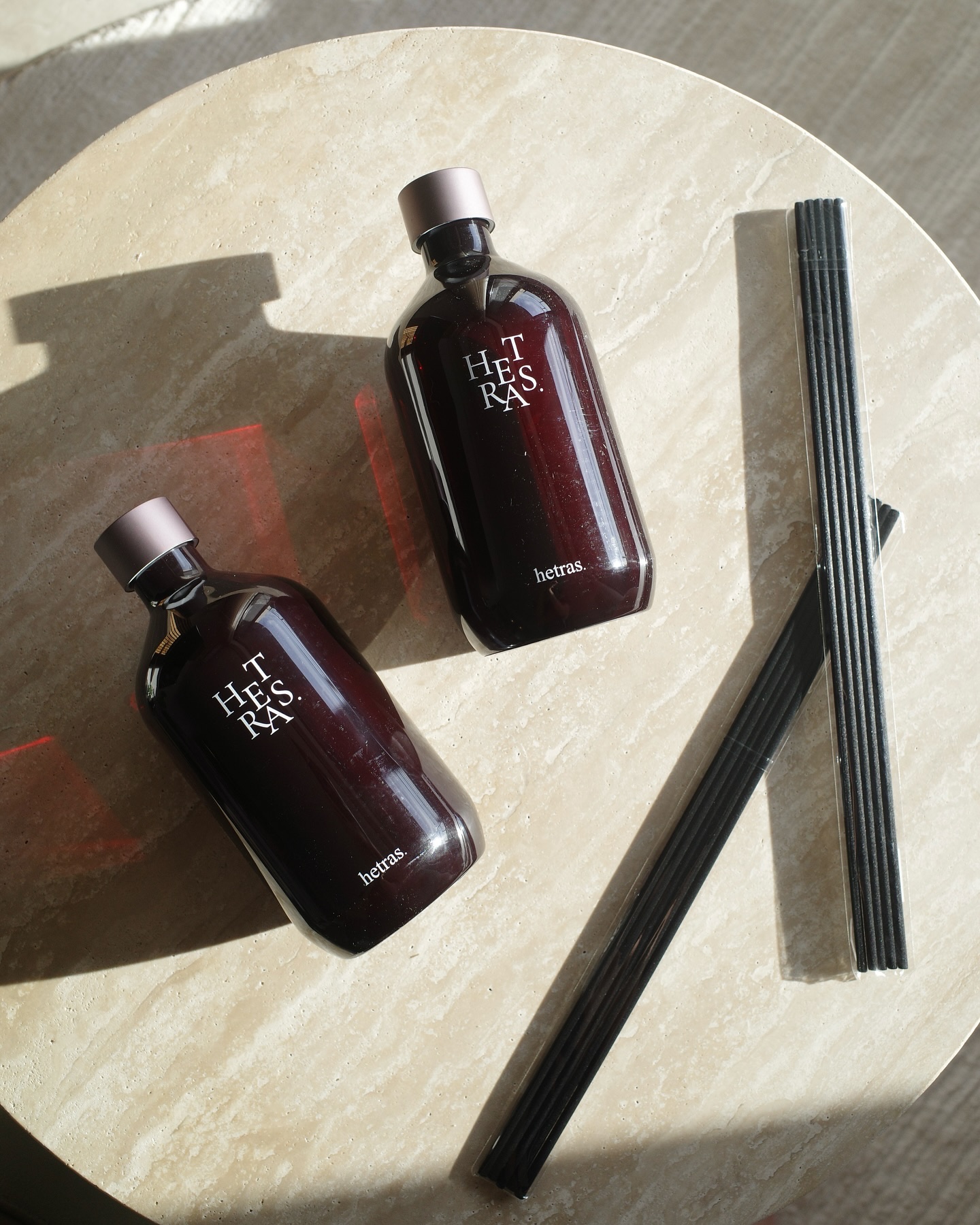 置くだけでおしゃれな空間ができる @hetras.official.jp さんから 初めましてのロマンチックラベンダーの香りをいただきました🪻

ラベンダーやレモングラスがTOPに配合されていて お花いっぱいの庭園を散歩してる気分になれる