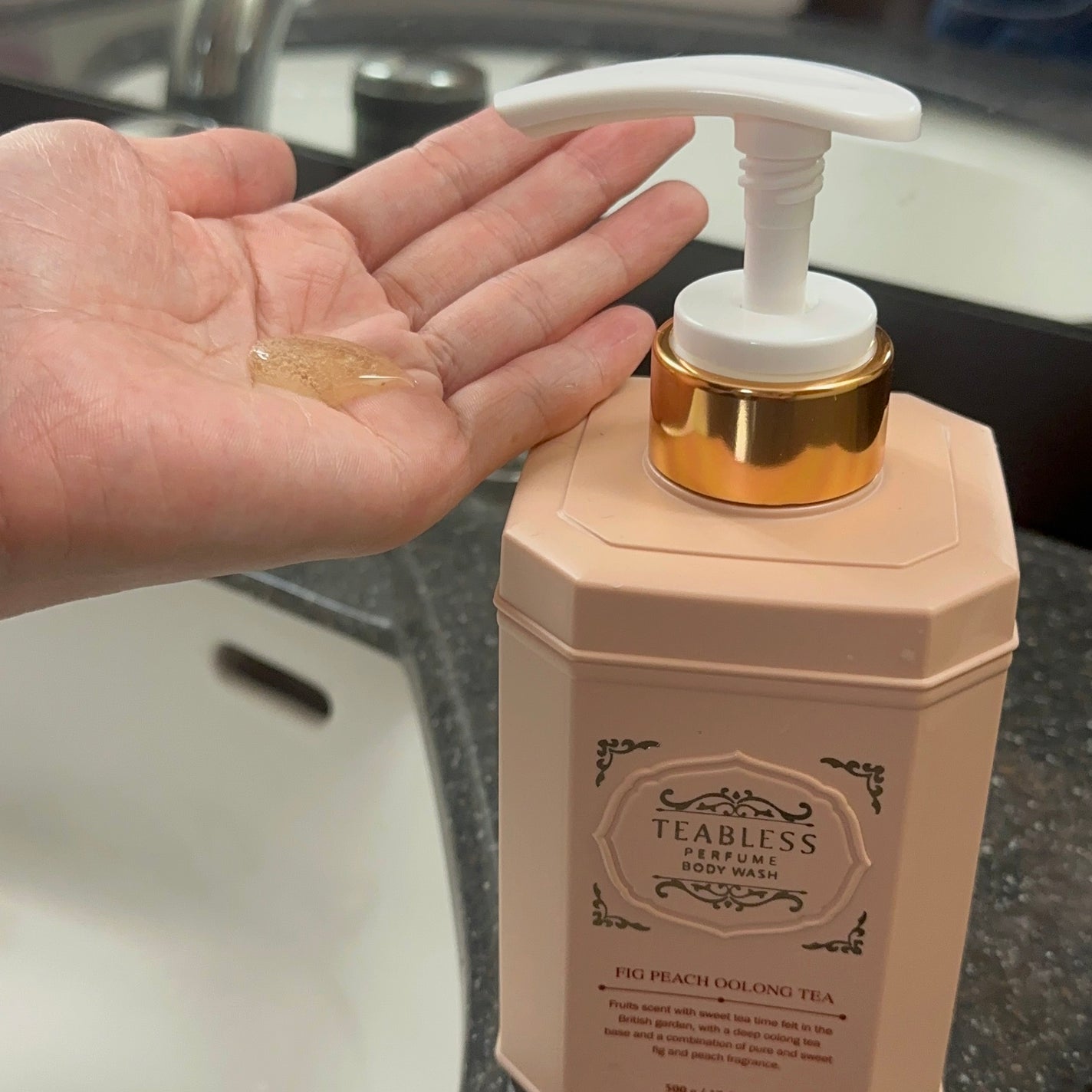 フィグピーチウーロンティーパフュームボディローション/TEABLESS/ボディローションを使ったクチコミ(2枚目)