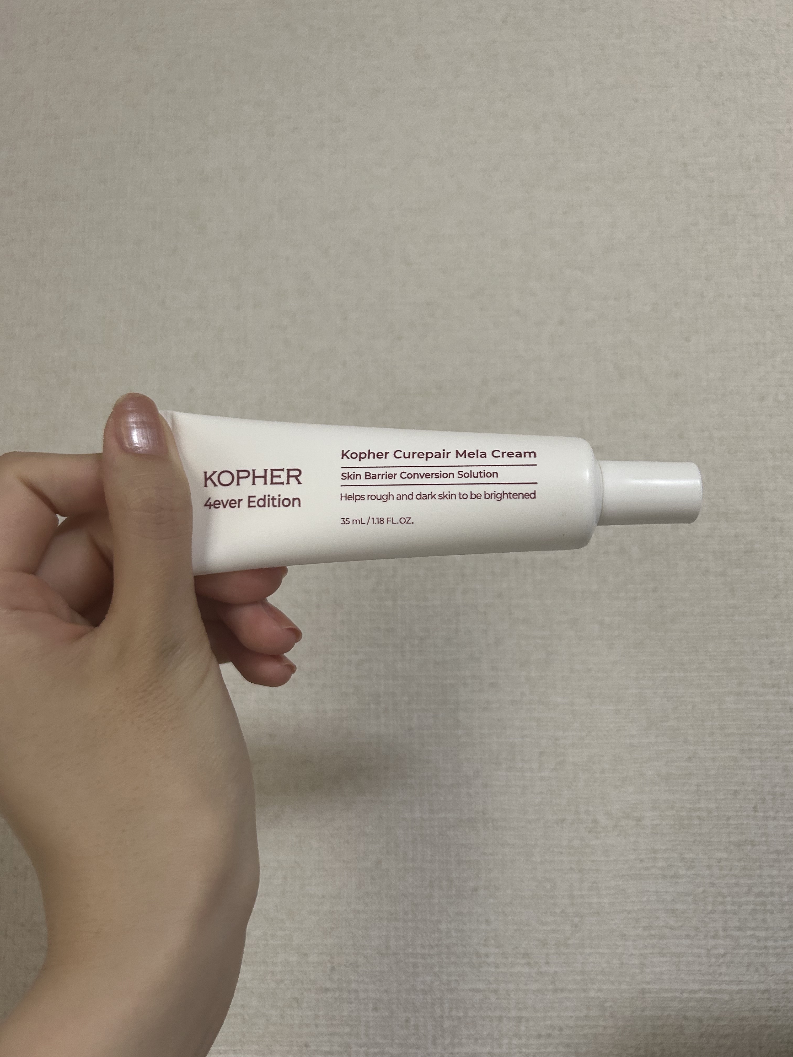 【KOPHER CUREPAIR MELA CREAM】

毛穴を目立ちにくくしてくれると聞き、購入しました。

たしかにこれを使った日は肌がふっくらとして、毛穴が目立ちにくい気がします。

肌に水分が残っていると馴染みが悪いので、
前のス