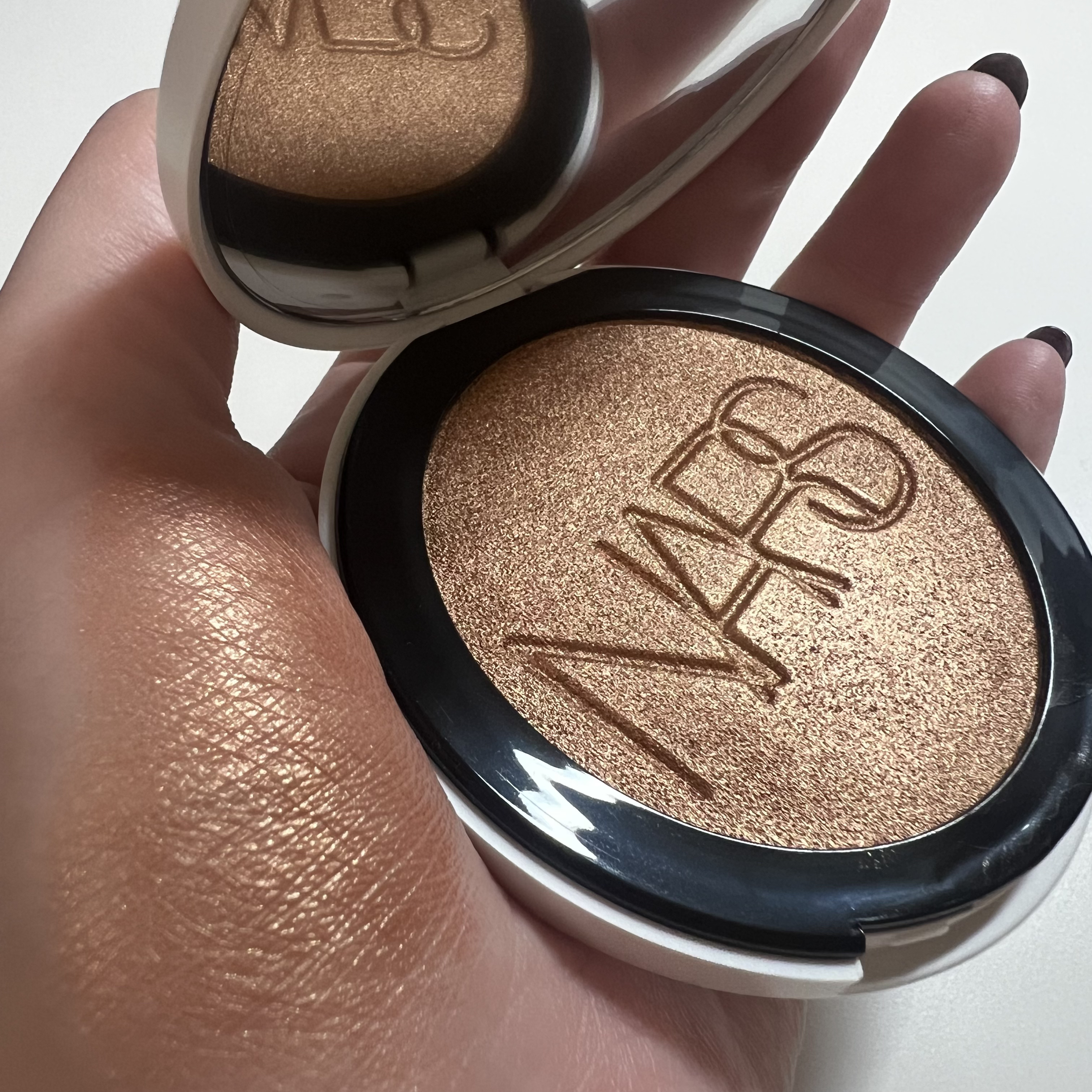 2025年秋新作パウダーハイライト】NARS ライトリフレクティング