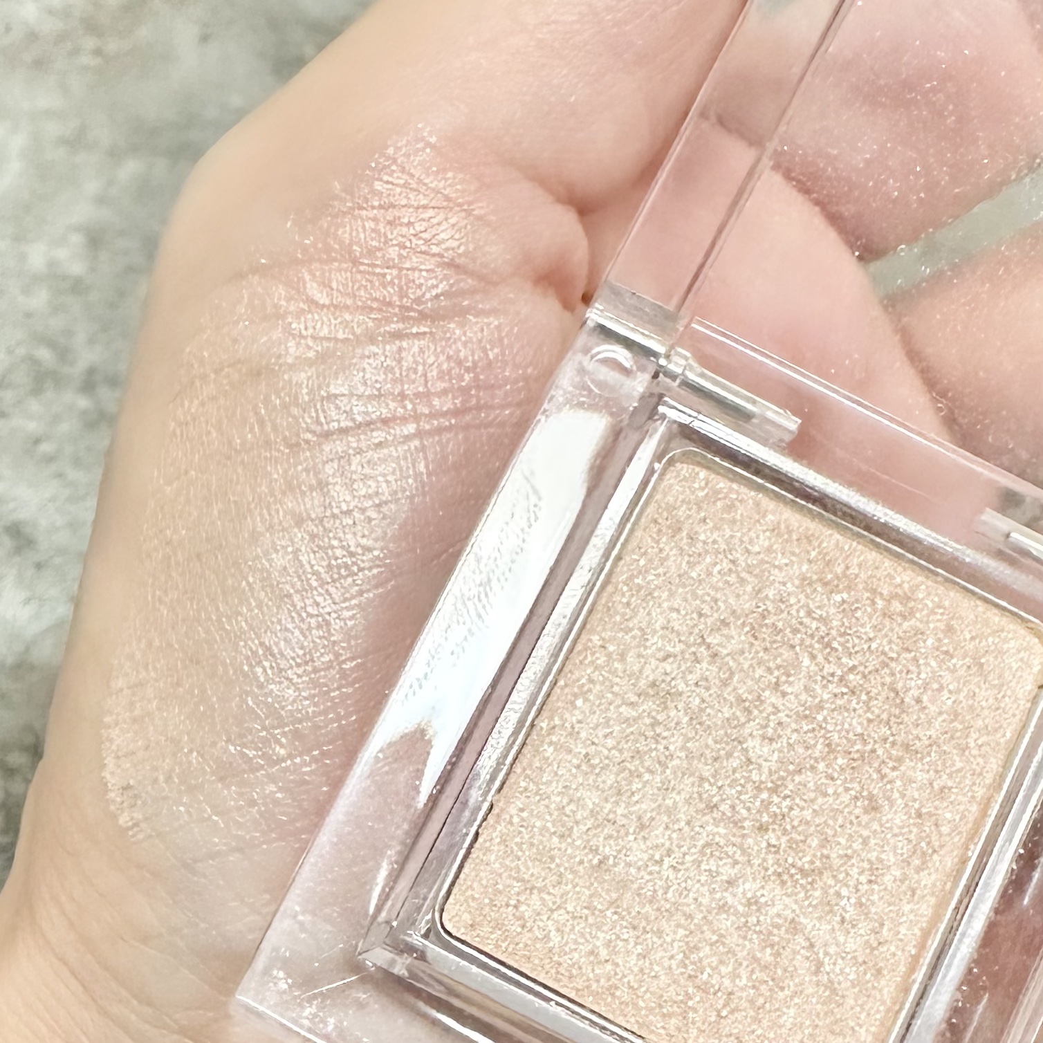 HOLIKA HOLIKA ピースマッチングシャドウのクチコミ「HOLIKA HOLIKA
ピースマッチングシャドウSBE02シルクブラウス

【廃盤なったけ.....」（2枚目）