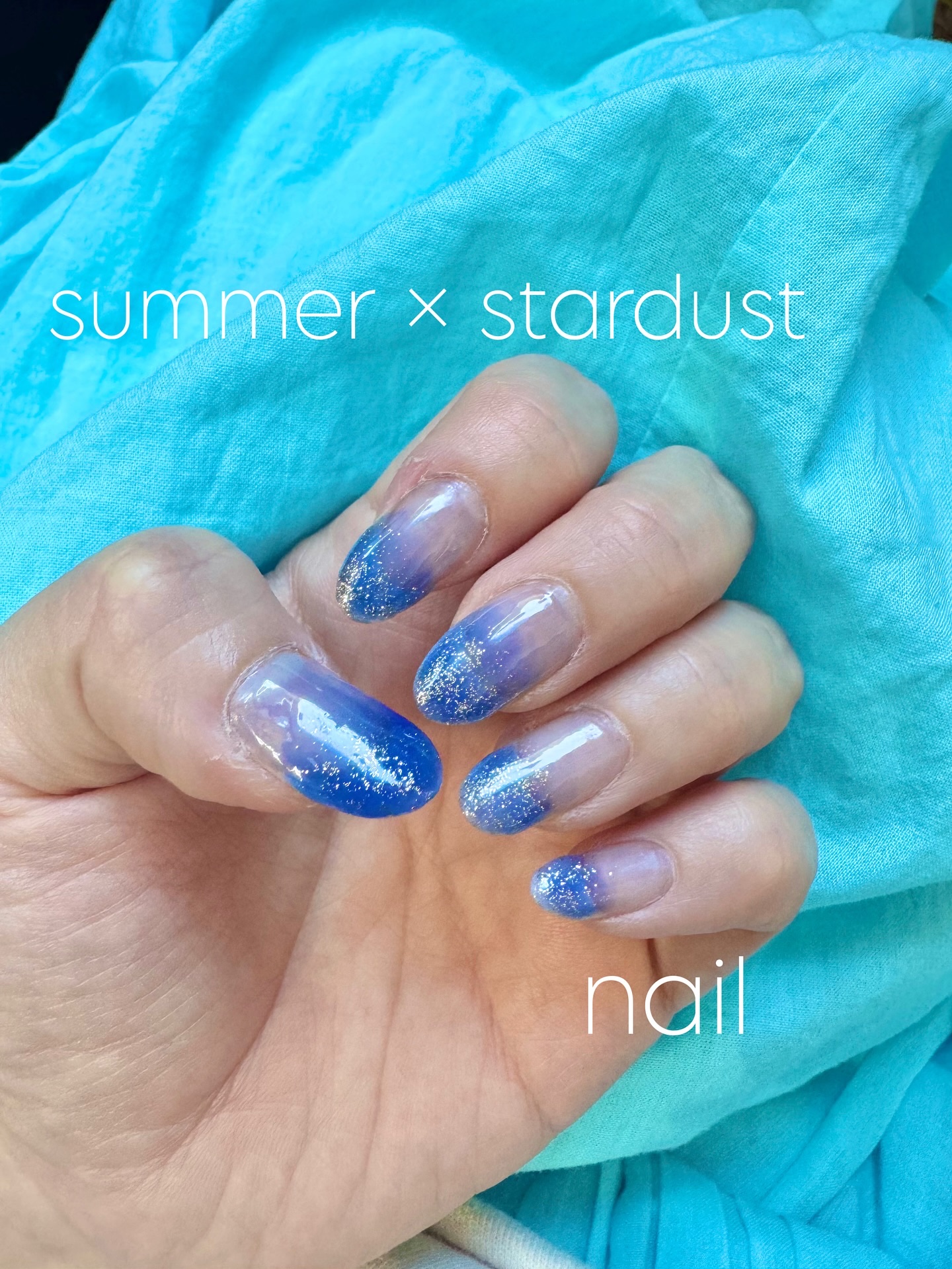 下手だけど、めっちゃ頑張った夏の星屑ネイル♡

夏の夜空をイメージ🌌

①ベースはピールオフを塗る
②ブルーを透明感持たせ、かなり薄くして2番目に塗る
③グラデーションになるようにブルーを塗っていく
④ゴールドラメを塗る
⑤トップジェルを