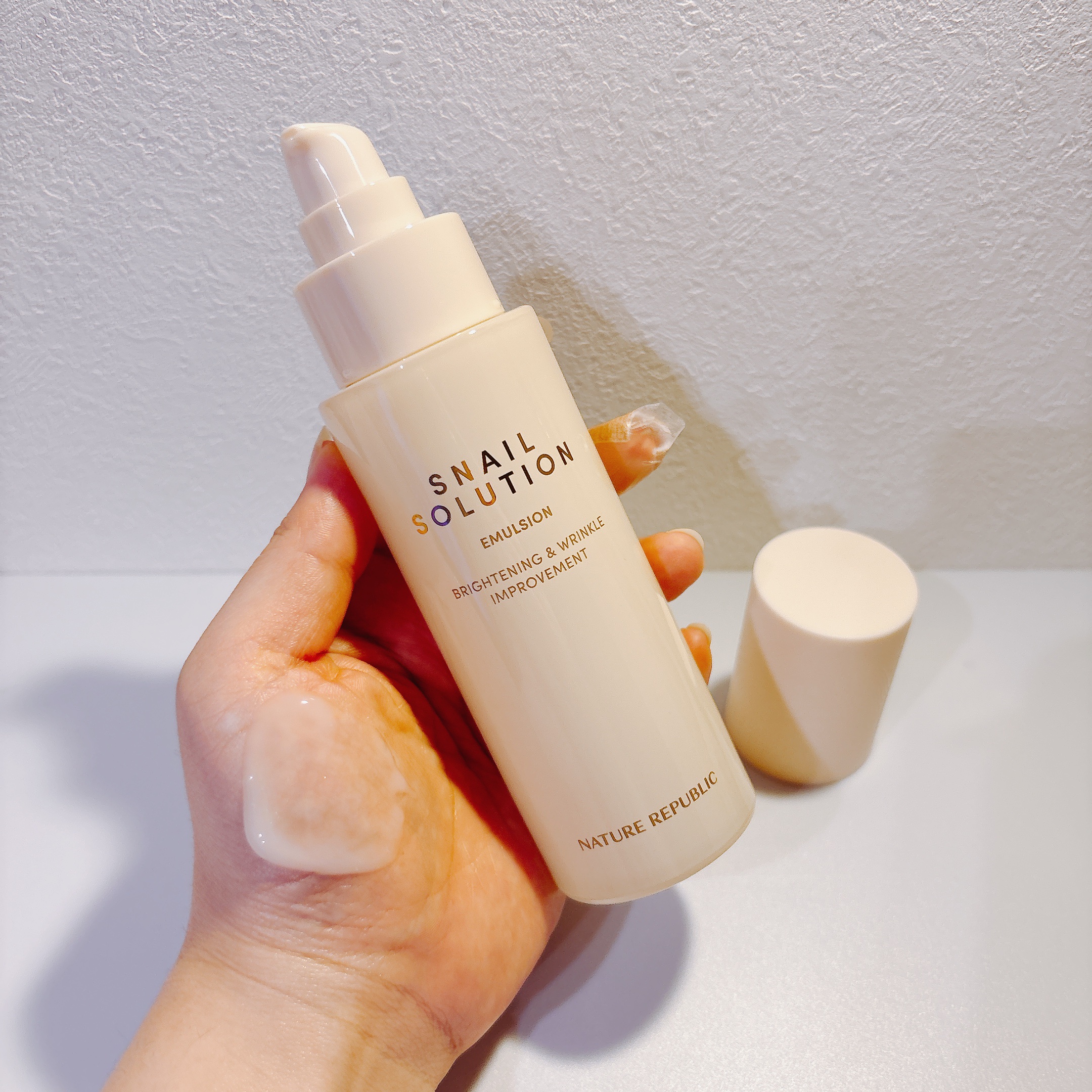#PR ネイチャーリパブリックのスネイル ソリューション エマルジョンを頂いて使って見ました🤎

しっとりとしたテクスチャーの乳液なんだけど
ベタつかずすごく使いやすい🥰🤎

外部刺激で敏感になったお肌の鎮静もできるから今の暑い時期の