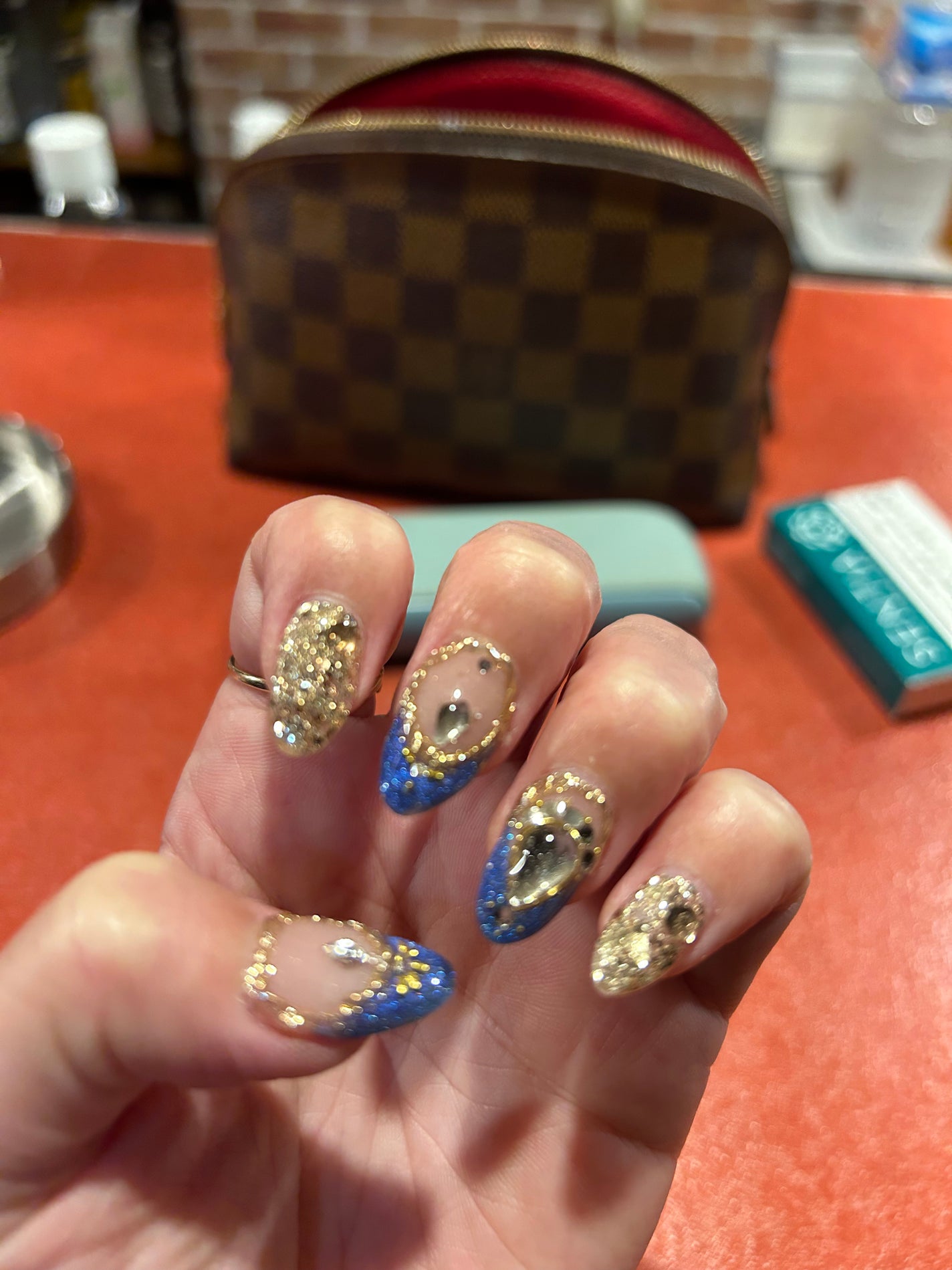 まゆ on LIPS 「ネイル💅今月は、ブルー🩵キラキラ✨パーツは小さい方が可愛いなっ..」(2枚目)