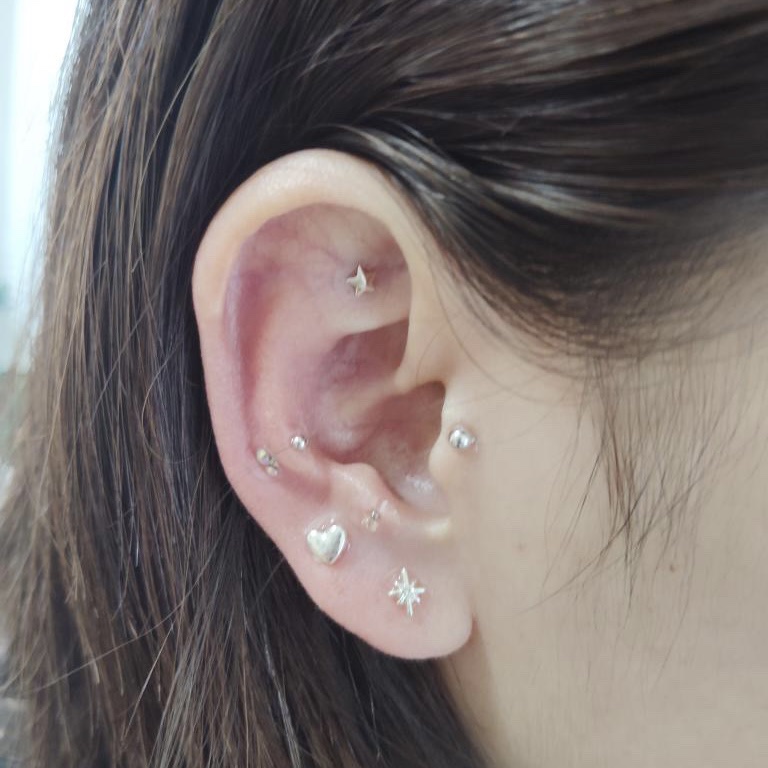 すみません、
今回はコスメではありません

ずっと気になっていた
耳つぼジュエリーへ行ってきました

まずカウンセリングし
耳の掃除、それからジュエリーを装着という流れ

カウンセリングの時どこにジュエリーを装着するのかを決める際ツボを押し