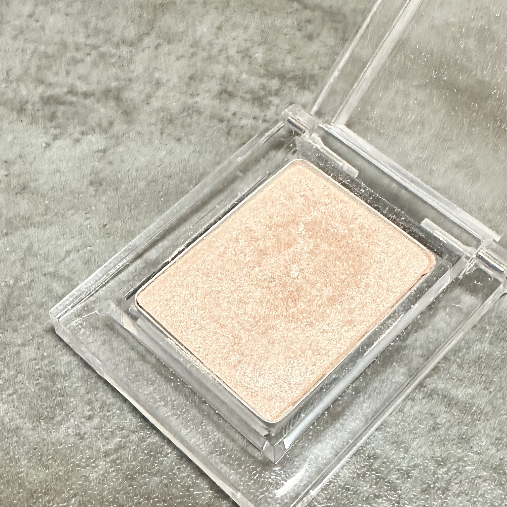 HOLIKA HOLIKA ピースマッチングシャドウのクチコミ「HOLIKA HOLIKA
ピースマッチングシャドウSBE02シルクブラウス

【廃盤なったけ.....」（3枚目）