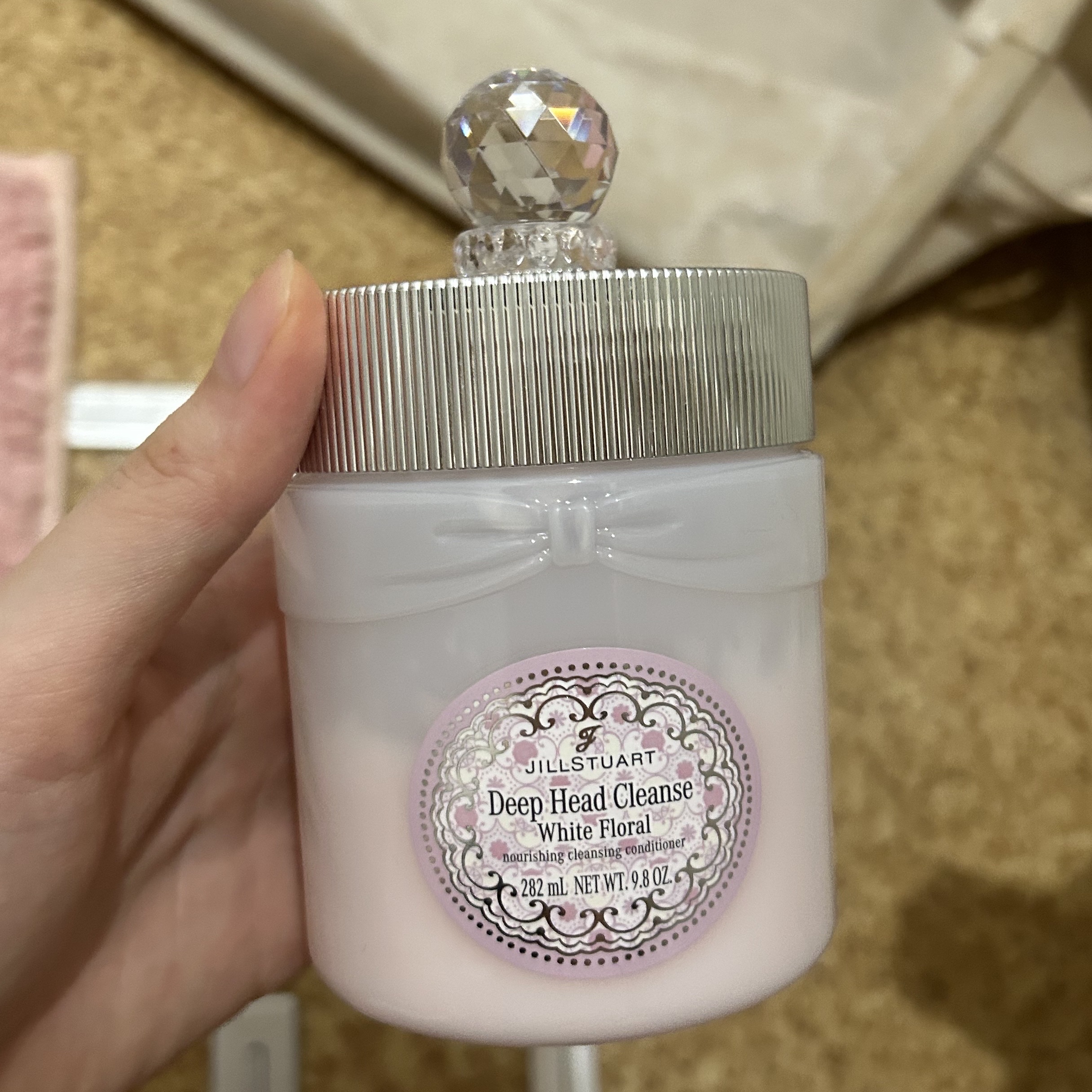 JILL STUART ジルスチュアート　シャンプーブラシのクチコミ「🛁ご褒美ヘアケアに💐

JILL STUART ホワイトフローラル ディープヘッドクレンズ＋シ.....」（1枚目）