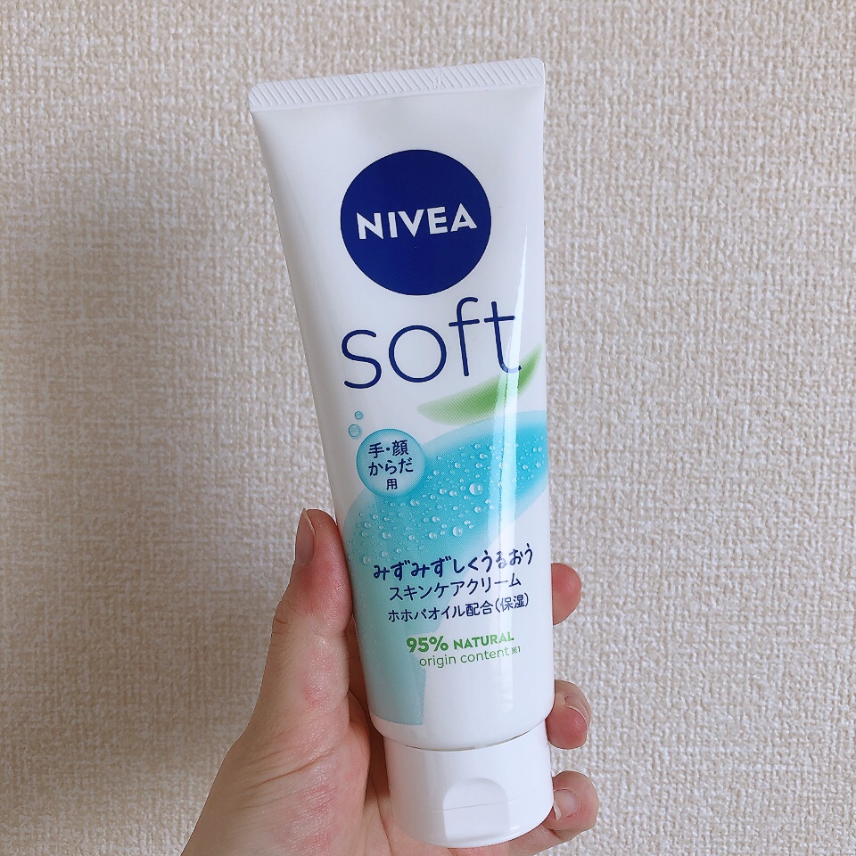 ニベアソフト スキンケアクリーム

顔から全身まで1本で保湿できるスキンケアクリーム
青缶よりもソフトなテクスチャーで伸びが良いから全身のケアにぴったり
でもちゃんとしっとり感はあるから少し置いてからじゃないと服を着るには抵抗があるかな

