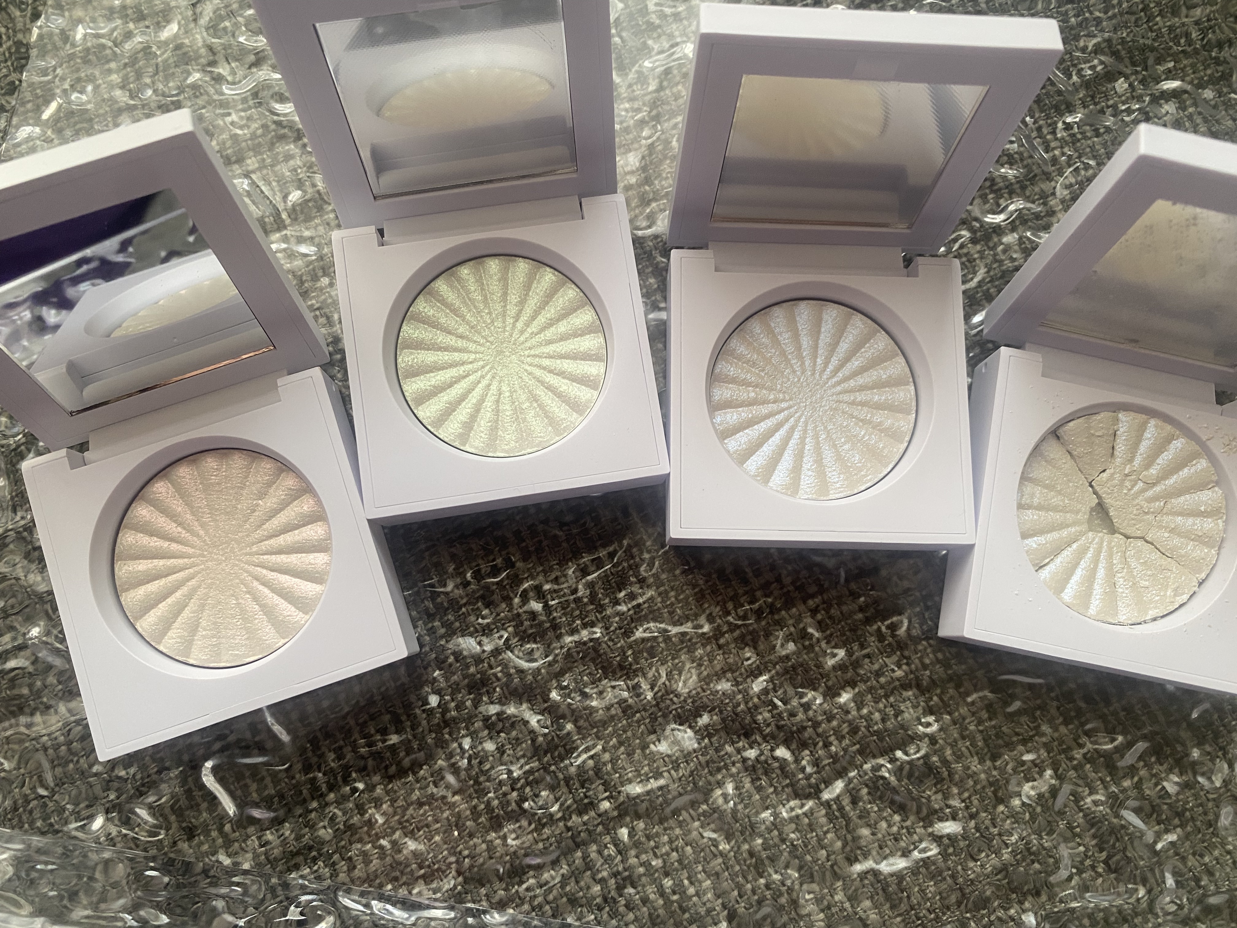OFRA mini Highlighter Out of This World/Ofra Cosmetics/パウダーハイライトを使ったクチコミ（1枚目）
