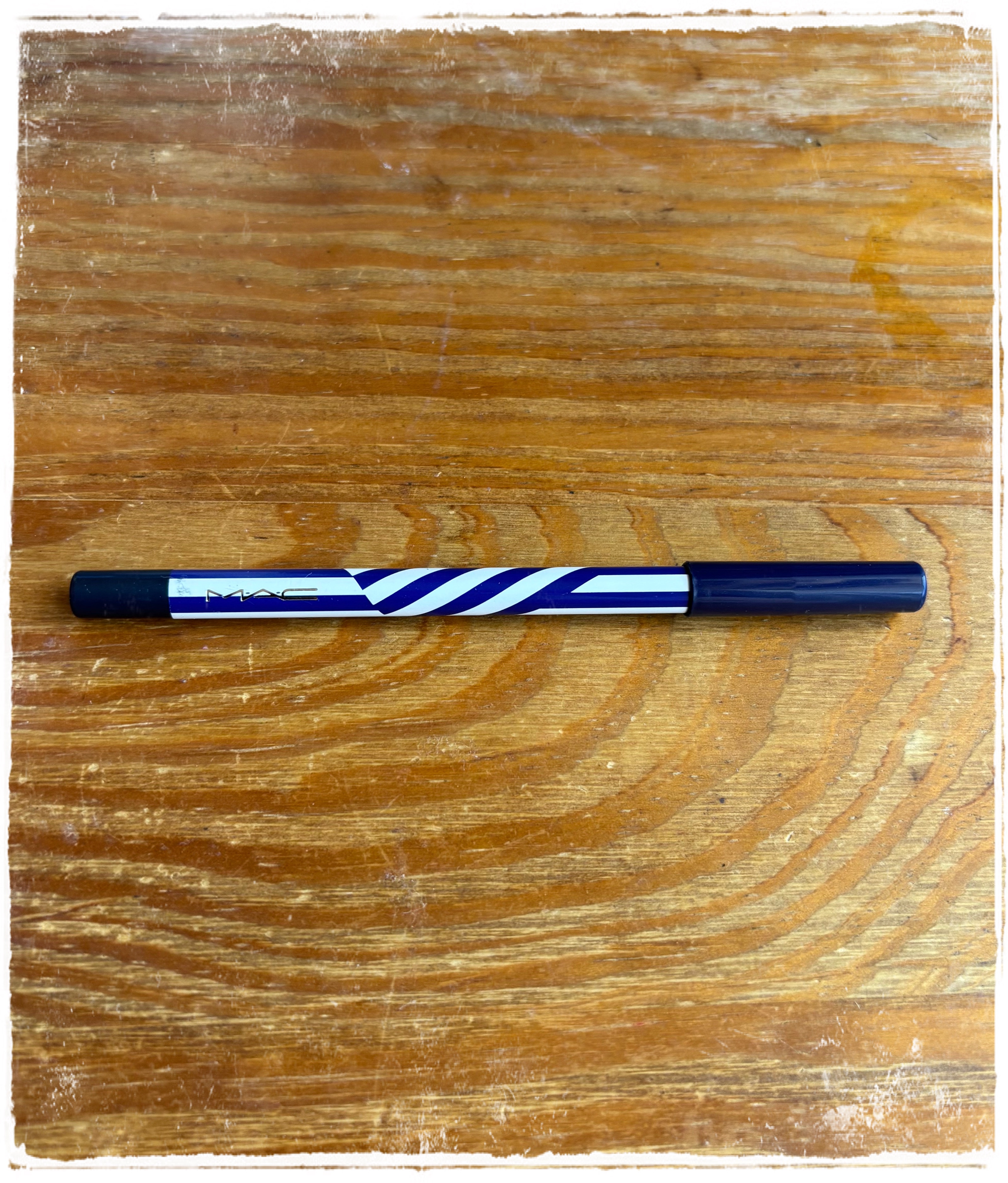 もう15年くらい前に購入したものです🥹

マック パワーポイント アイ ペンシル
ブルーストライプ


調べてももう商品情報が出てこなかった🥺

ネイビーのクレヨンタイプのアイライナーです。
ネイビーは白目を綺麗に見せてくれる効果があり