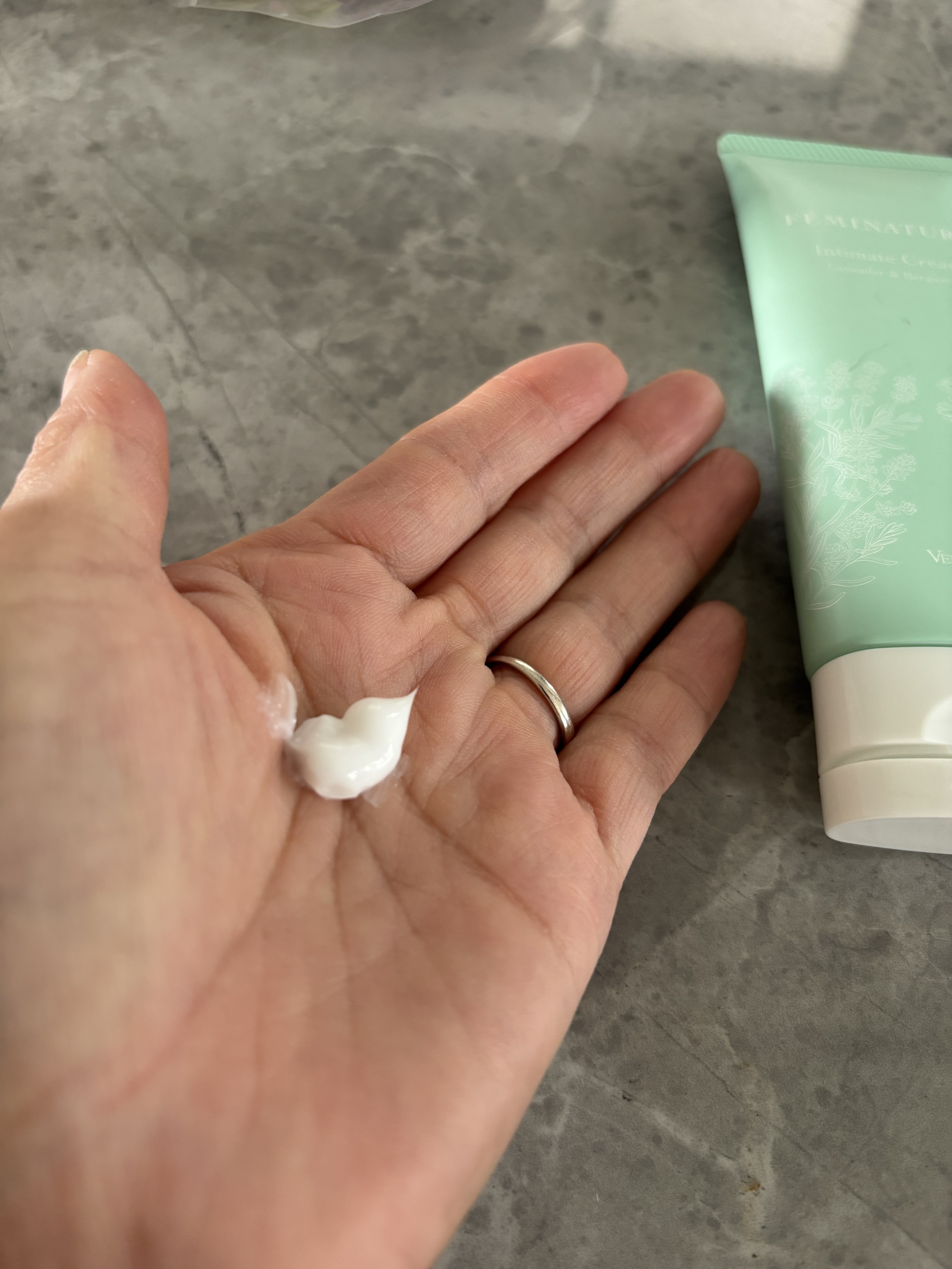 フェミナチュールインティメイトクリーム/ヴィーナスラボ/デリケートゾーンケアを使ったクチコミ（3枚目）