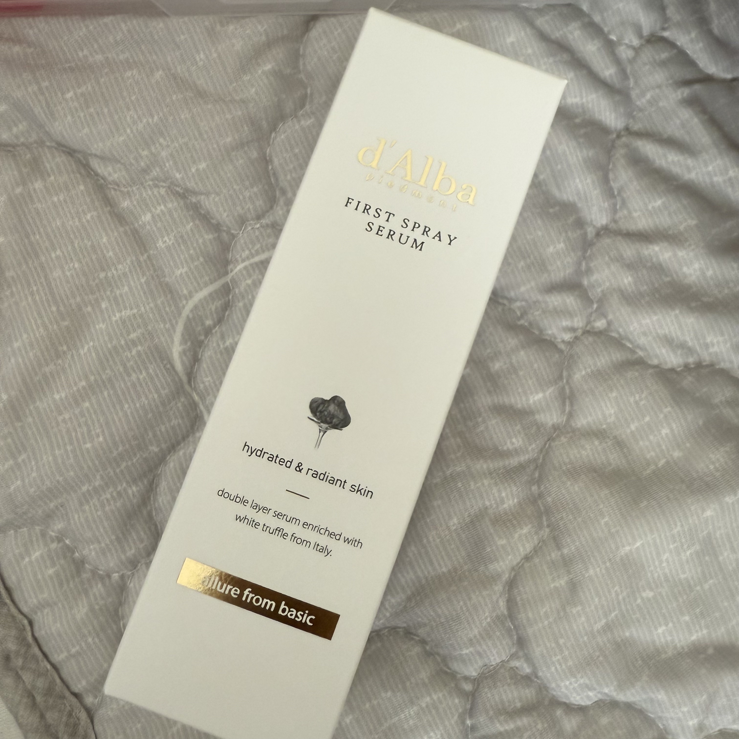 ダルバ
ダルバ ホワイトトリュフファーストスプレーセラム

ピンクと迷いましたが人気が高かったこちらをさきに購入
なくなったらピンクも試してみたい🥺

メイク前にもメイク後にも乾燥が気になる時でも気軽に使えます！