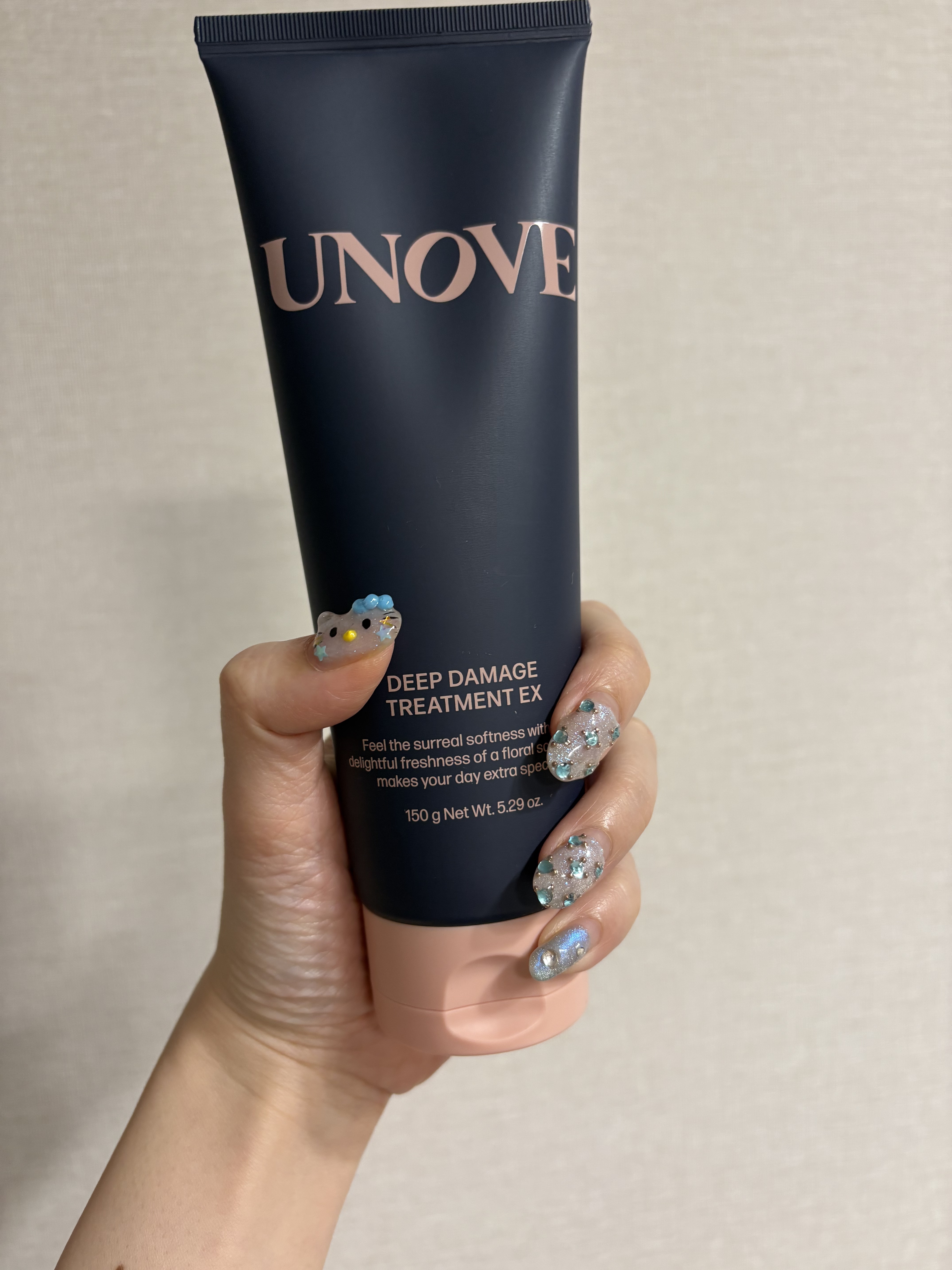 コックリとしたテクスチャーで香りも強すぎず、万人するフローラルなかおりが○

髪の毛が傷んでる方におすすめ✨

#PR #UNOVE #unove #LIPSプレゼント 