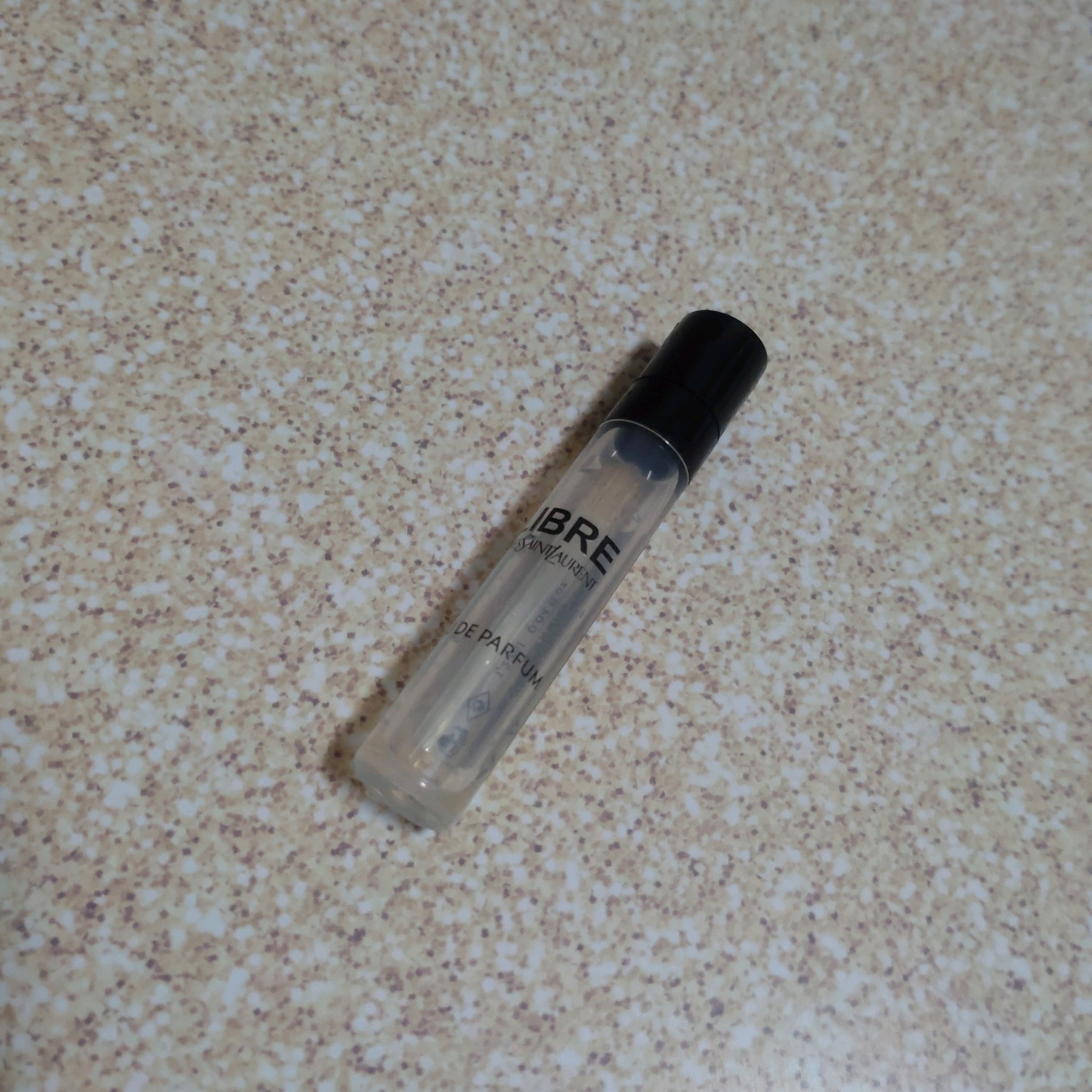 匂いモノ大好きマン

オレンジベースだからさっぱりしてて今時季にとてもよい！！
男性でもつけやすそうな甘すぎない感じ

ただ試供品なのでスプレーで出るより漏れるほうが多い😂
大きいサイズ買うかかなやむところ…

余談ですが似てると言われて