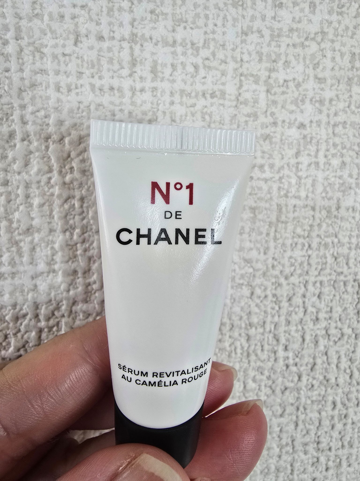 とても小さくて可愛いサンプルです❤

シャネルを代表する人気の美容液です❤

セラムになってるから伸ばすとスーッと浸透して香りもいい🍀
次に乗せたのはプチプラクリームだけど凄く良かったです❤
雑に伸ばしてもベタつかないので髪の毛つかないの