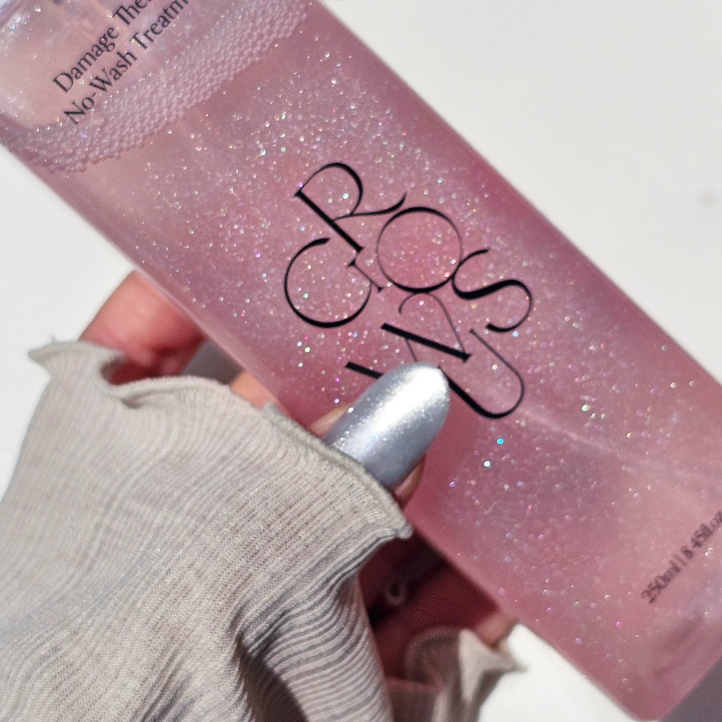 GROWUS
ダメージセラピーノーウォッシュトリートメント

私の周りでも愛用してる方が多くてずーっと気になってた洗い流さないトリートメント😍

まず見た目が可愛すぎる！
2層タイプになっててシェイクするとキラキラするの✨
これはうっとり