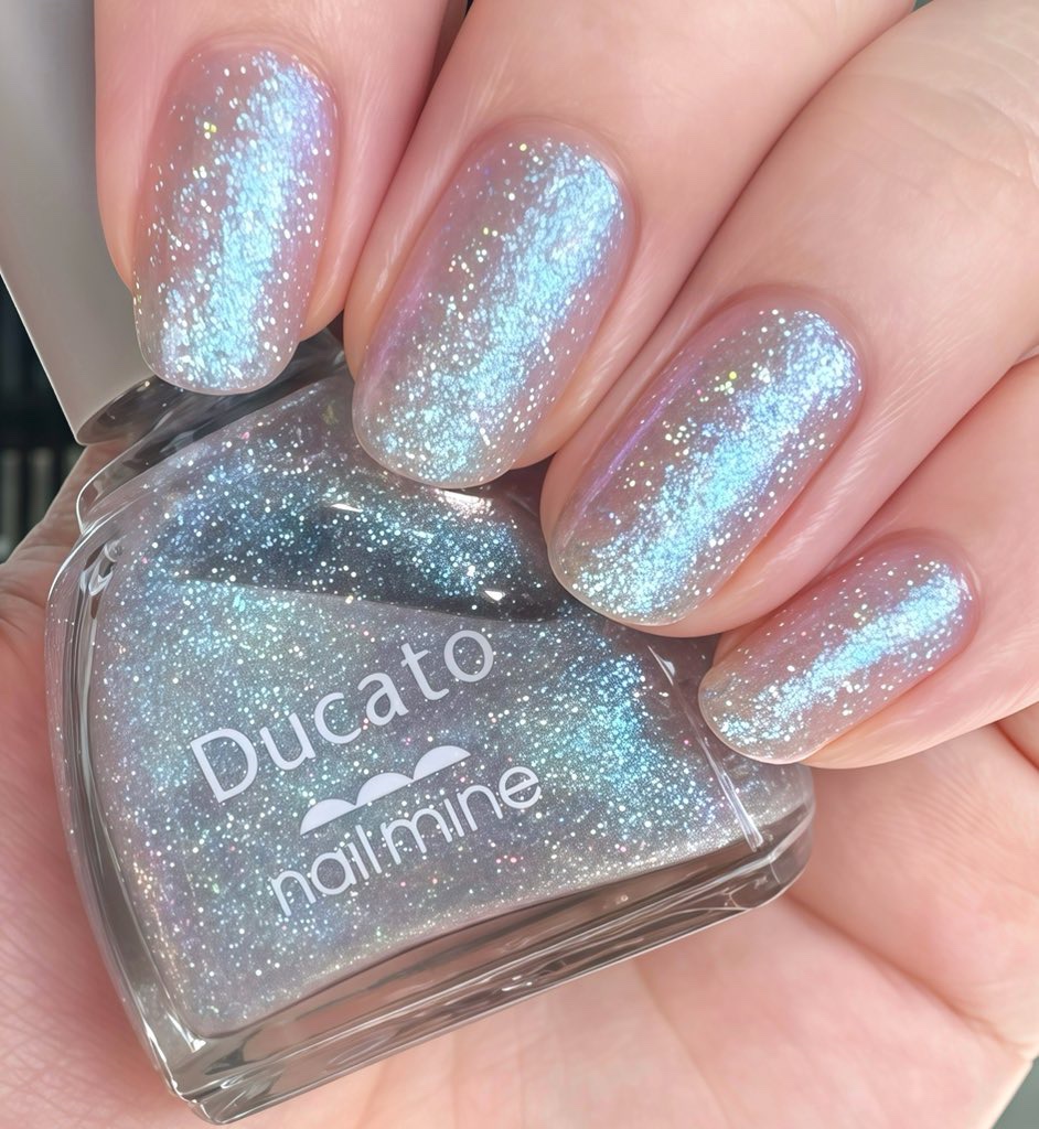 Ducato ネイルマイン
【39 Mermaid Dream】

ブルーの偏光ラメが綺麗なグリッターカラー。

肉眼だと白み強めのパープル系に見えることが多いです。

暗い場所でもラメがキラキラでとても可愛いです✨