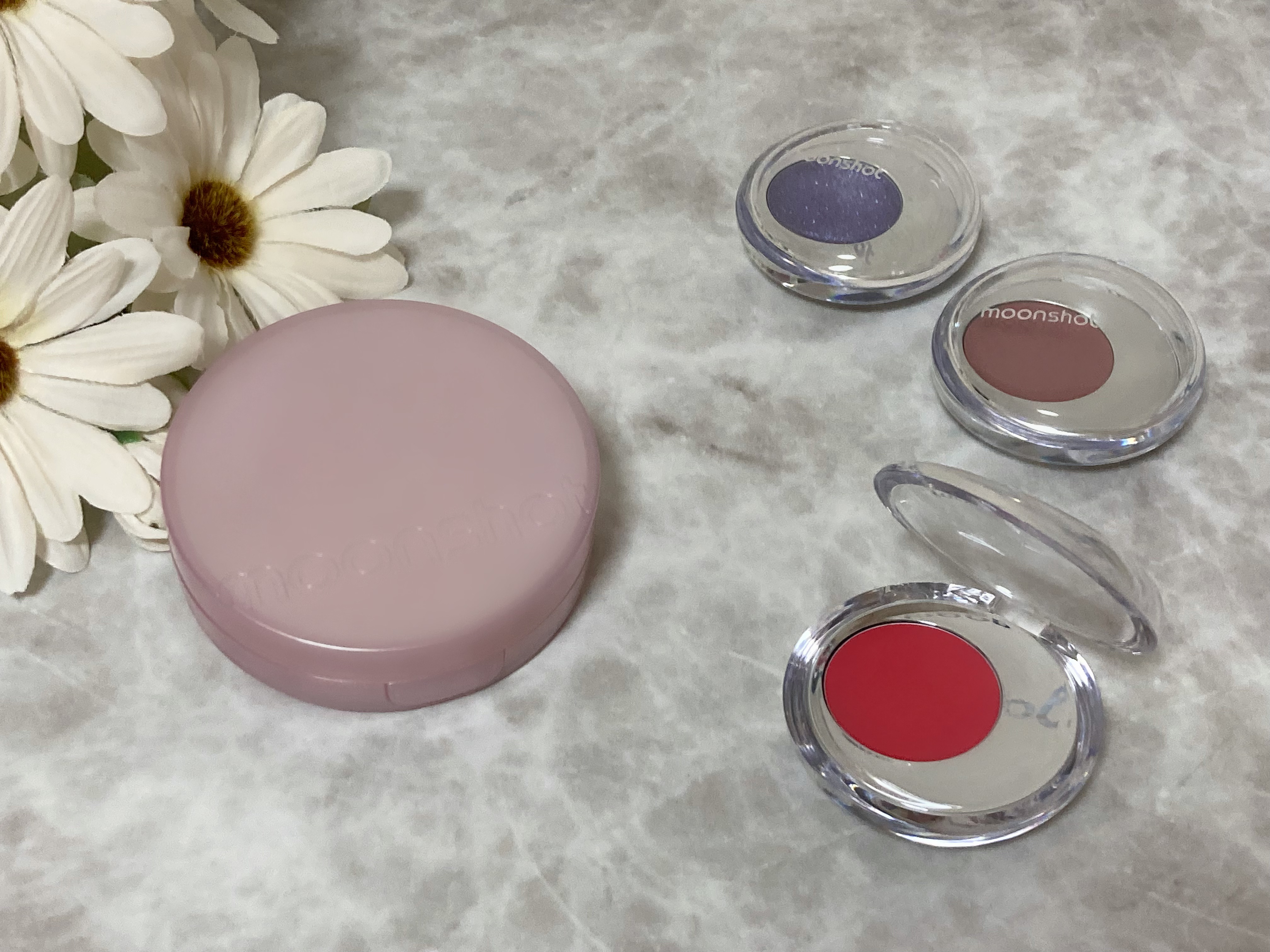 moonshot
コンシャスフィットクッションファンデーション
メルティングムードリップ&チーク

クッションファンデはカバー力高めでキレイな肌に見える✨
程よいツヤのあるセミマット
夜遊びクッションファンデというだけあって肌負担感じなかっ